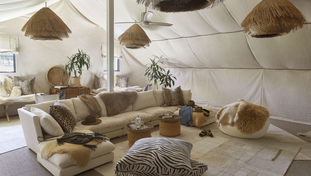 一个像帐篷一样的客厅，配有沙发、桌子和垫子