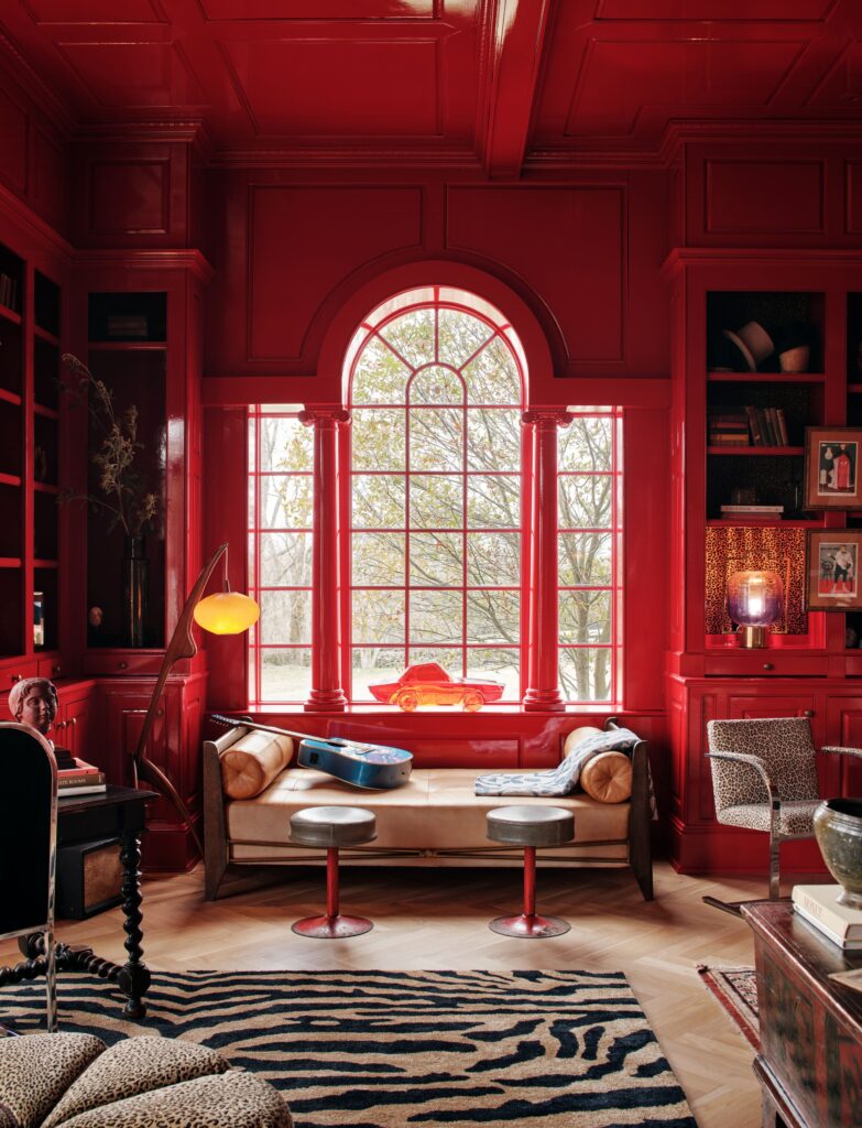 光滑的红色格子天花板和墙壁帕拉第奥式窗户，柱子框架着红色玻璃汽车雕塑米色沙发床...... (2)