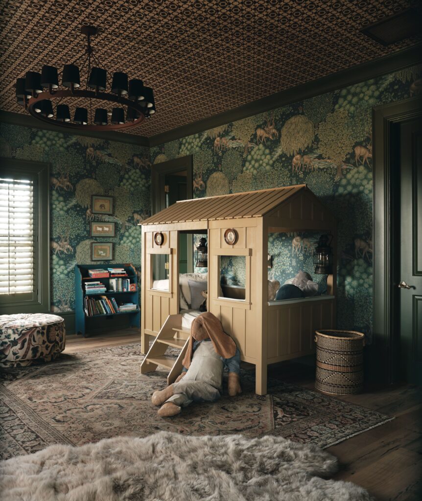 壁纸与林地图案黑色枝形吊灯床形状像一个小房子毛绒兔子米色图案地毯青色...