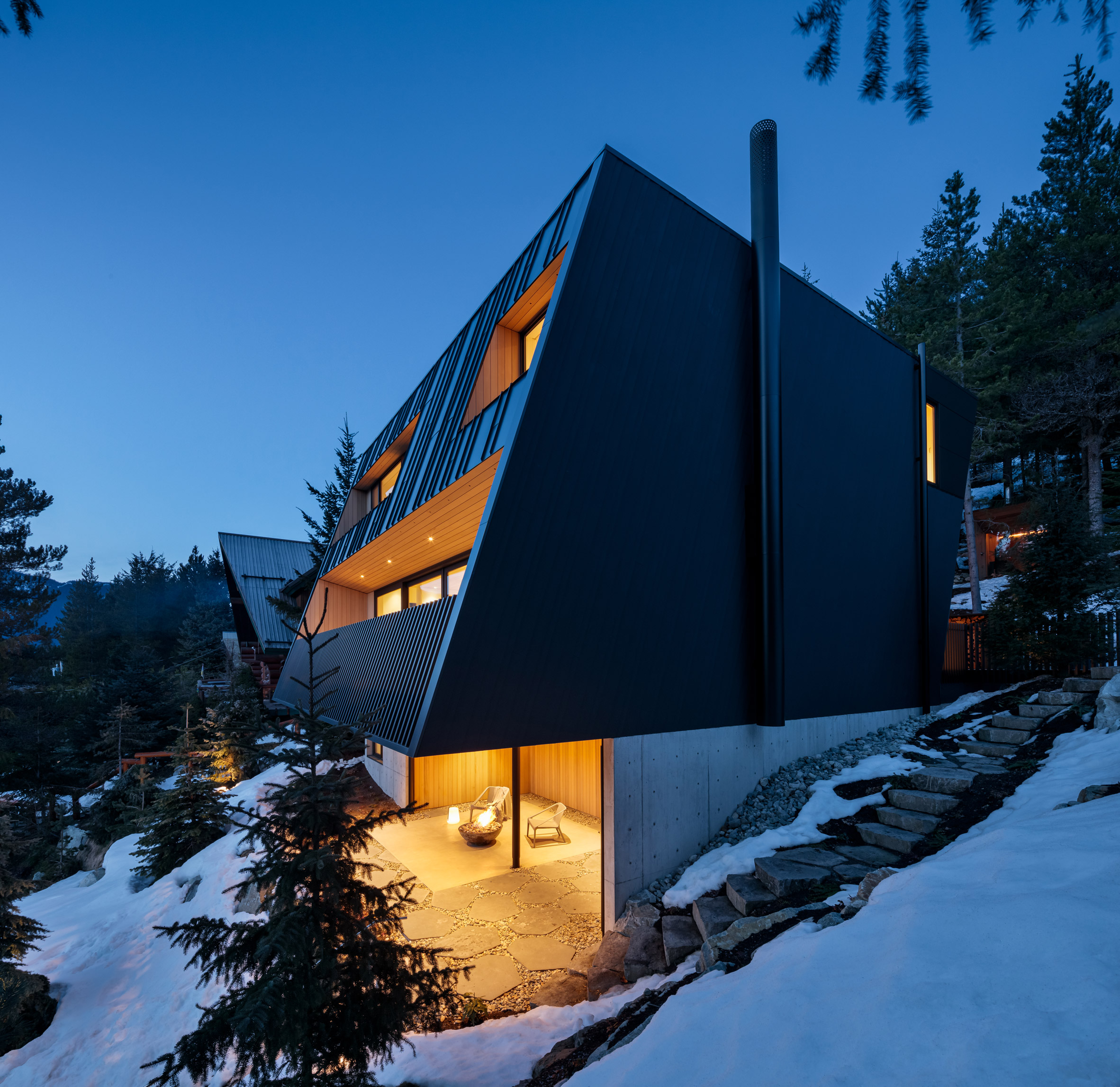BattersbyHowat在山坡上平衡金属覆盖的小屋|ART-Arrakis | 建筑室内设计的创新与灵感