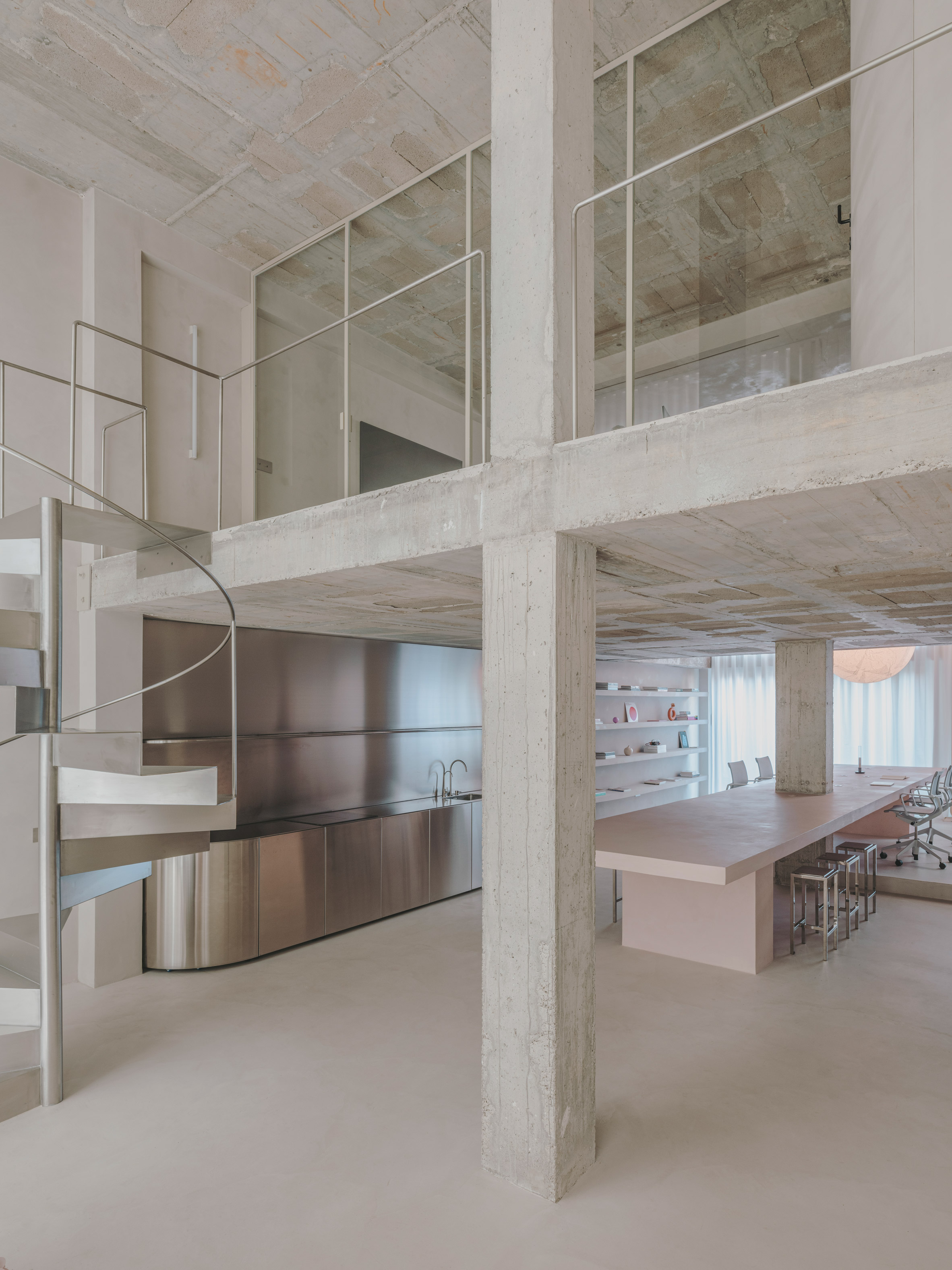Isern Serra为Andrés Reisinger创造了“看似超现实的细节”的精简办公室|ART-Arrakis | 建筑室内设计的创新与灵感