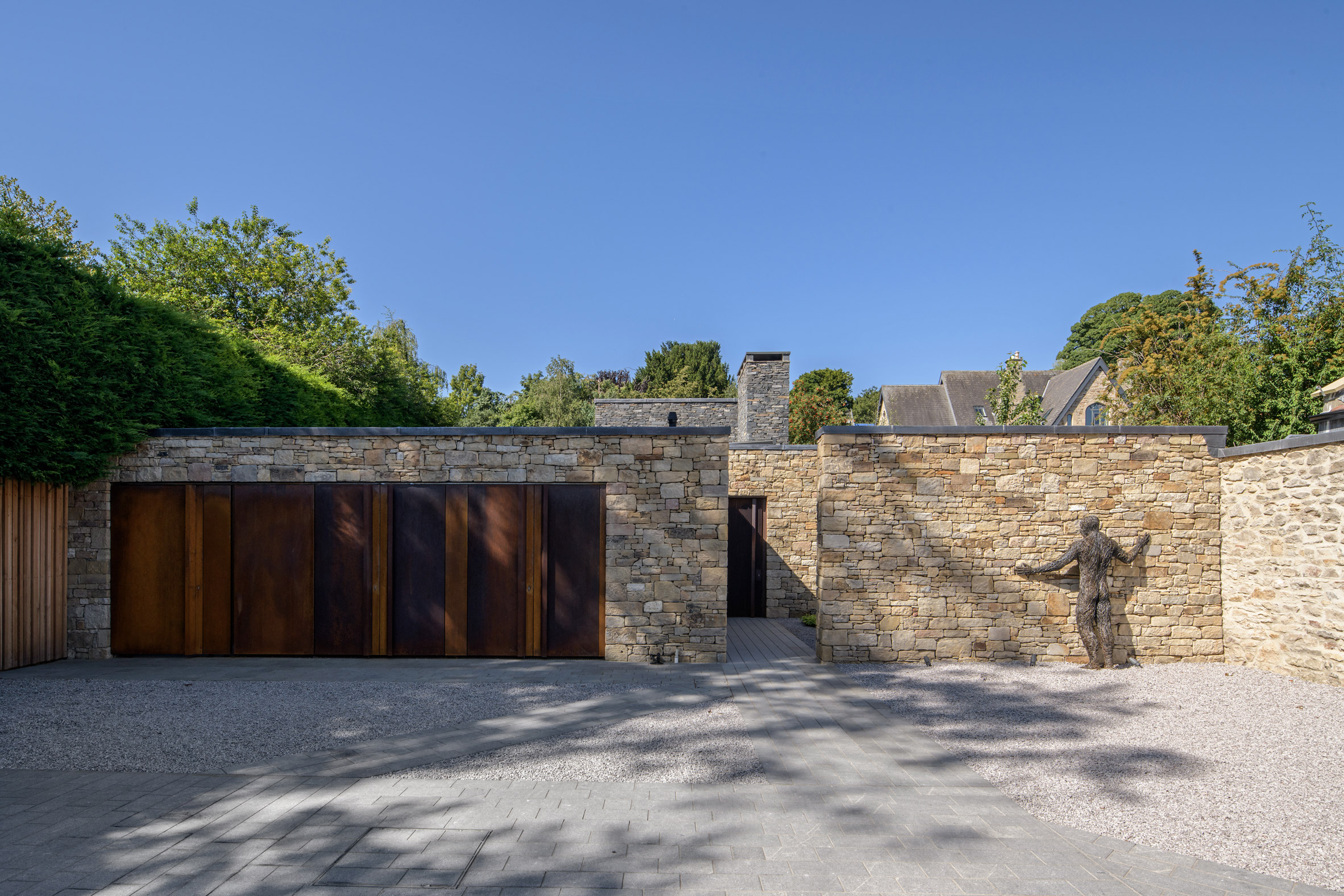 Elliott Architects围绕庭院布置质感十足的Hushh House|ART-Arrakis | 建筑室内设计的创新与灵感