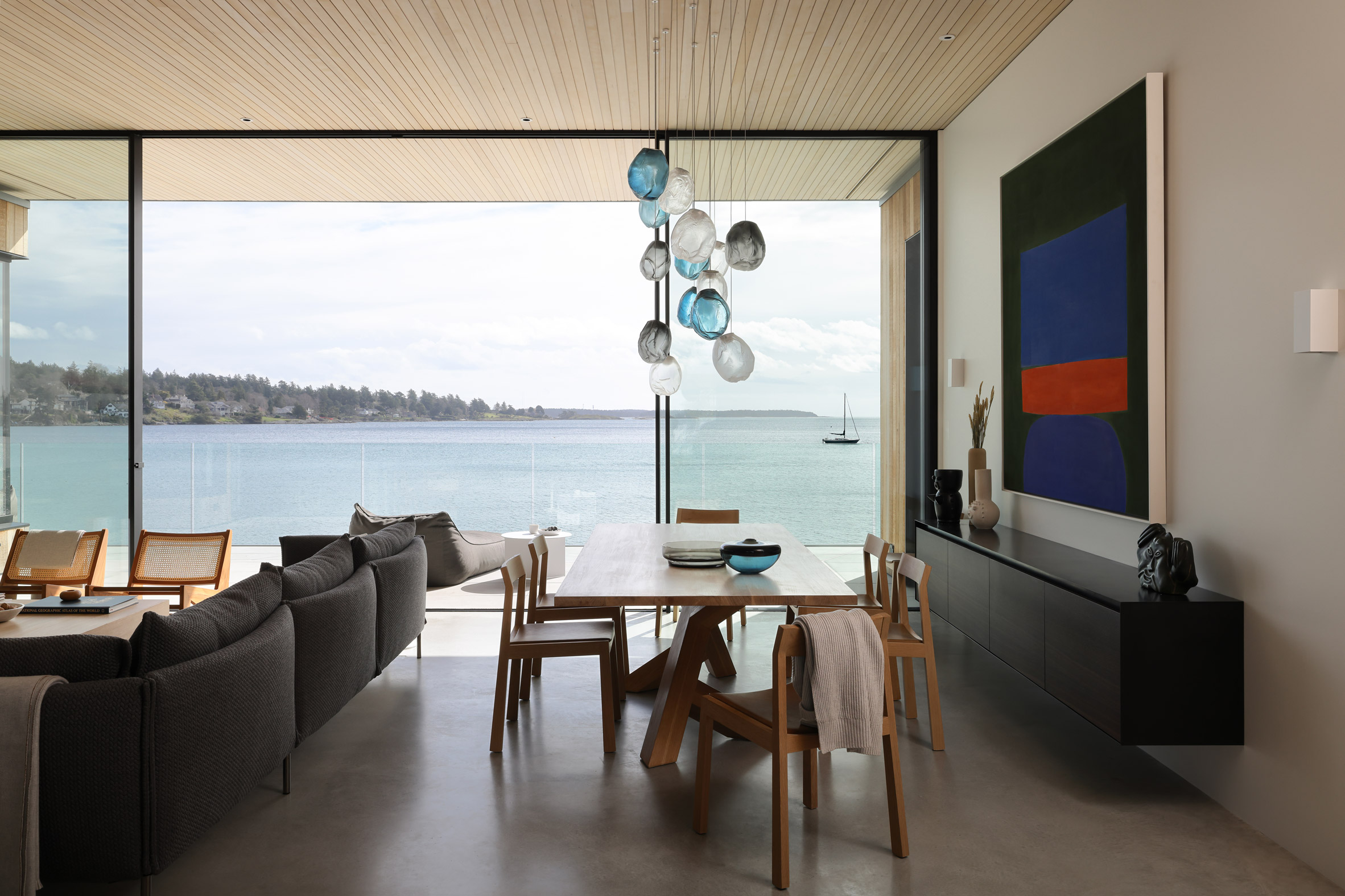 Falken Reynolds将海滩色调的调色板应用于Cadboro Bay House的室内设计|ART-Arrakis | 建筑室内设计的创新与灵感