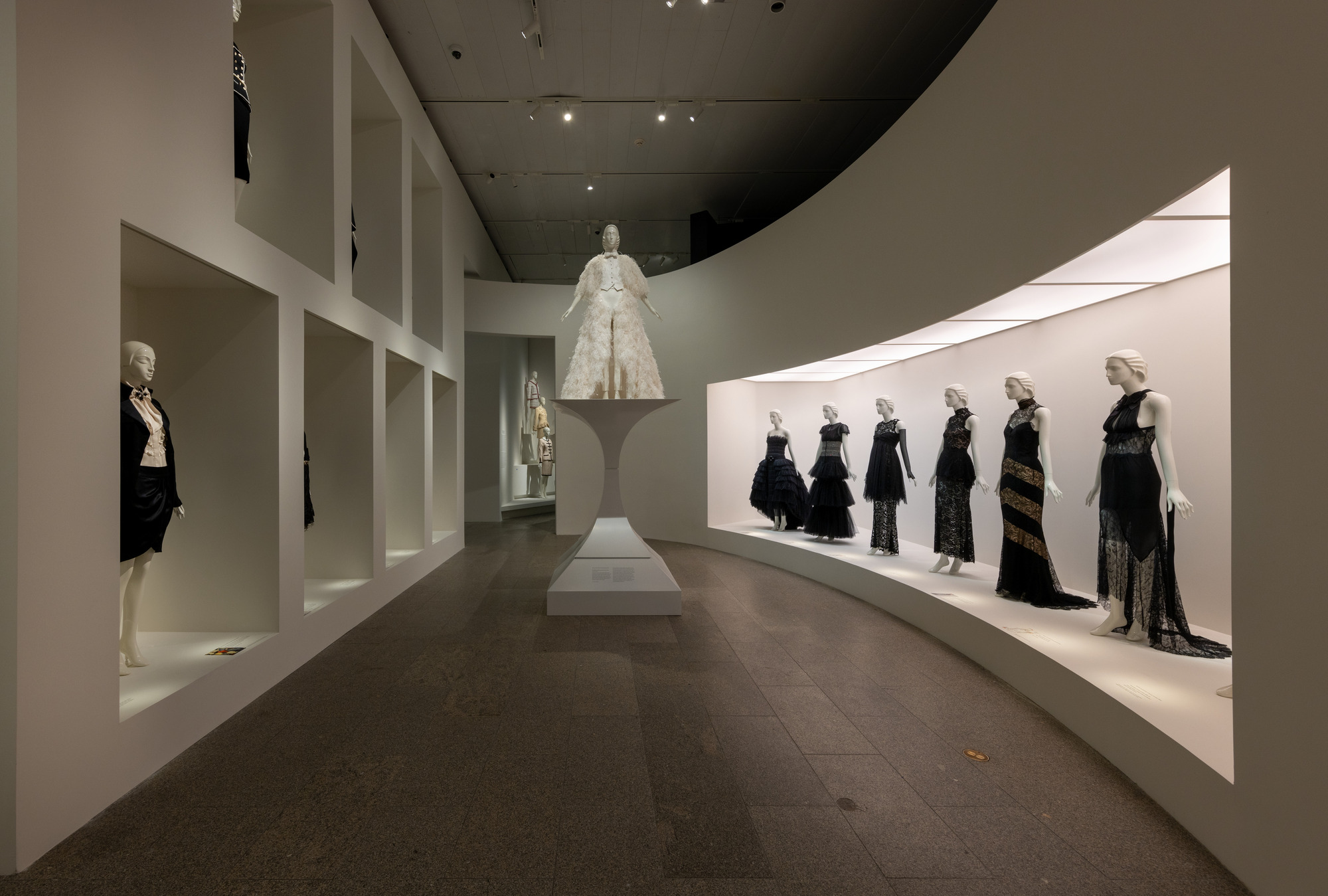 图片[3]|安藤忠雄展览设计：“卡尔·拉格斐：美丽之线” 纽约大都会艺术博物馆|ART-Arrakis | 建筑室内设计的创新与灵感