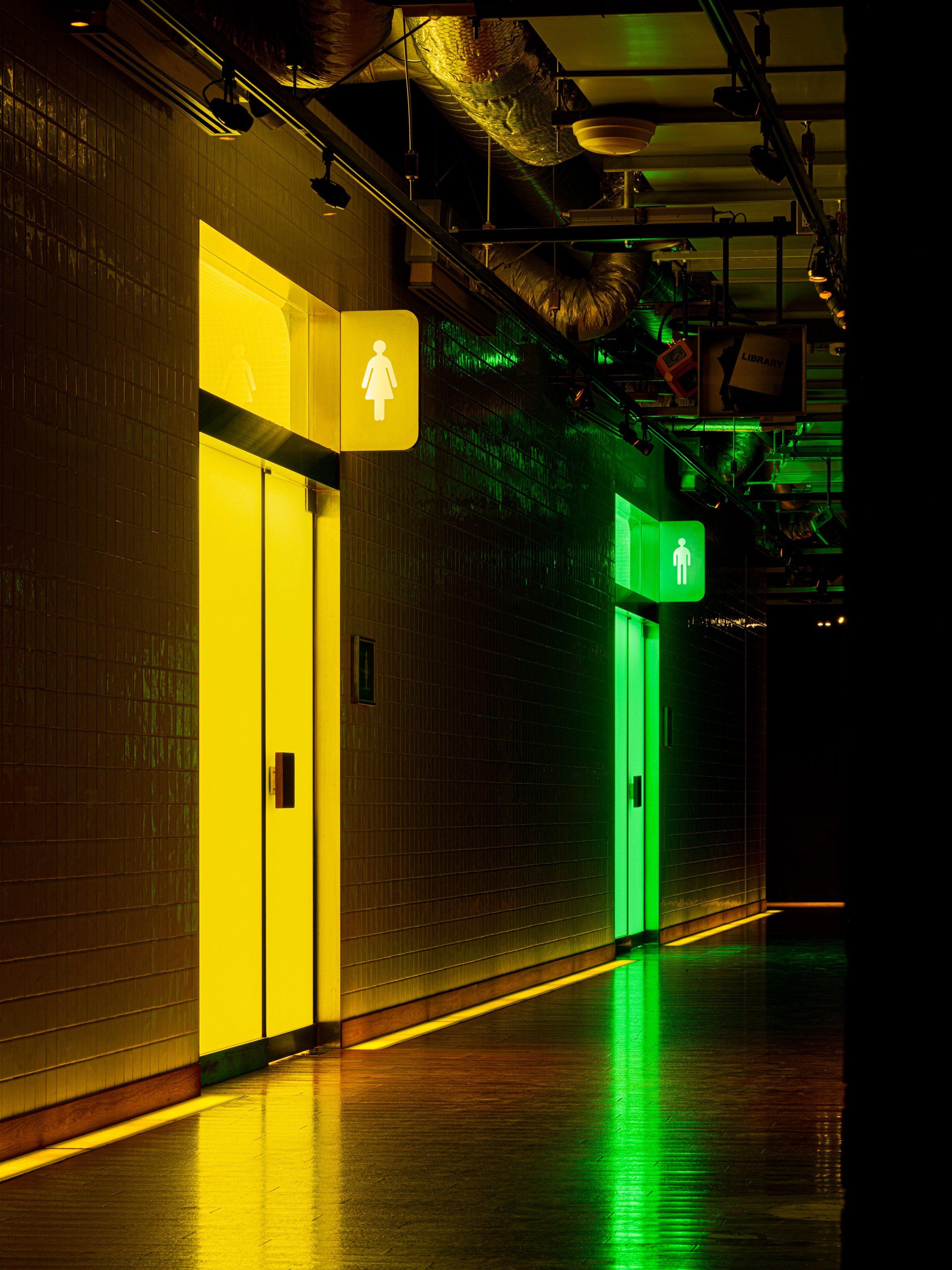 东京的瓷砖厕所沐浴在明亮的绿色和黄色灯光中|ART-Arrakis | 建筑室内设计的创新与灵感