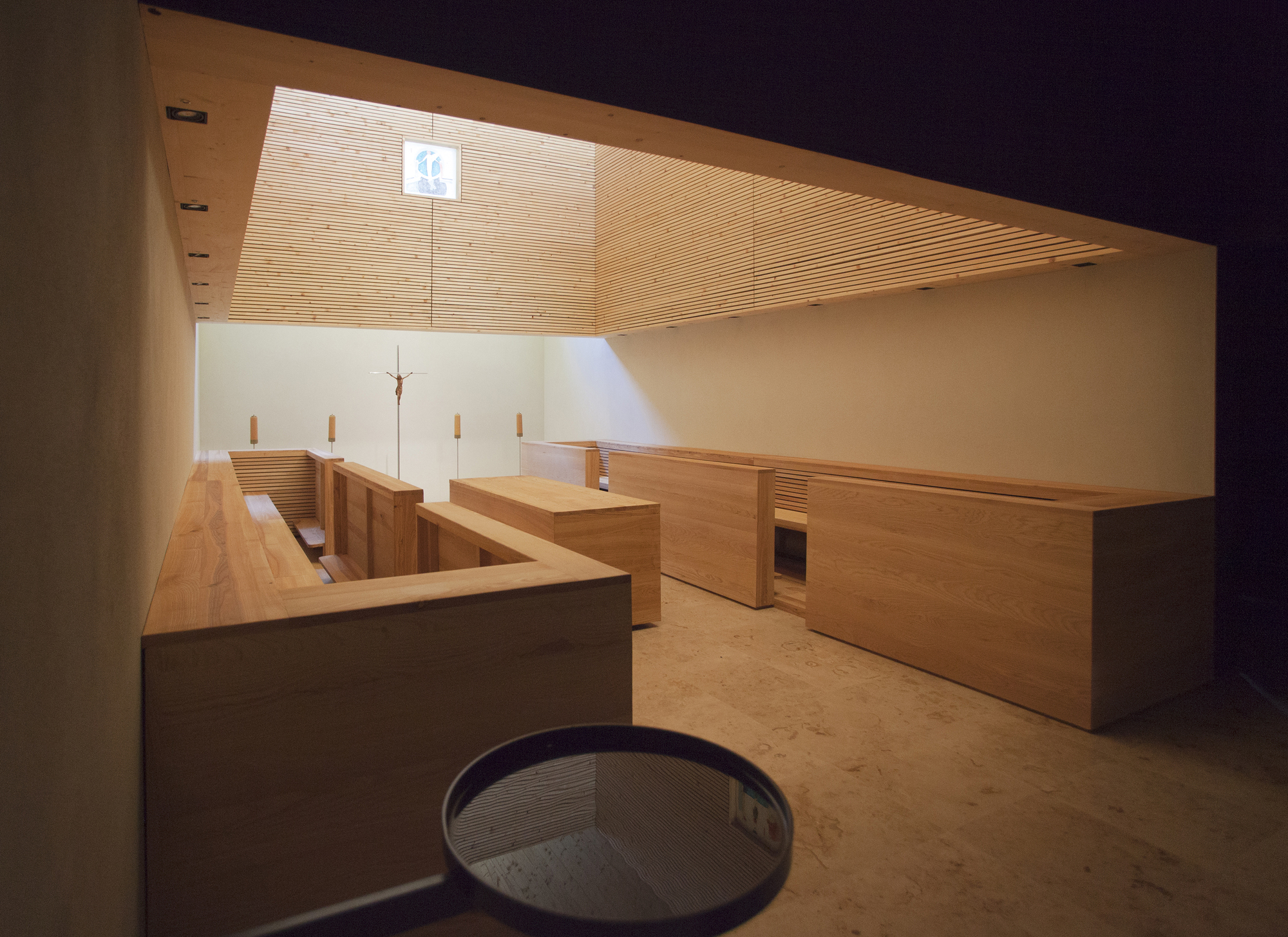 图片[2]|与大地融为一体，波兰葬礼小教堂 / Jakub Turbasa + Bartlomiej Pyrzyk|ART-Arrakis | 建筑室内设计的创新与灵感