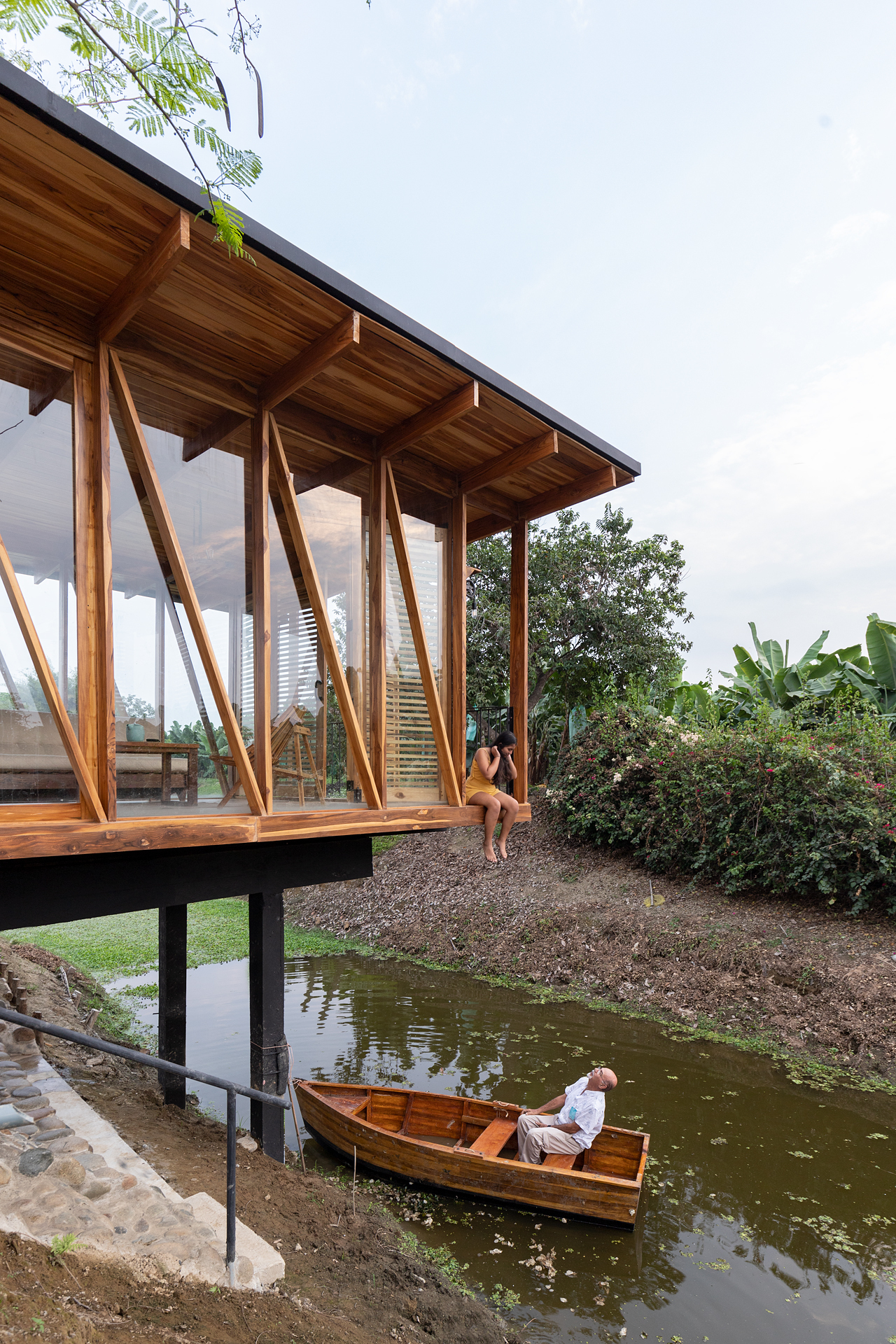 厄瓜多尔木构茶室，嵌入水渠 / Natura Futura Arquitectura|ART-Arrakis | 建筑室内设计的创新与灵感