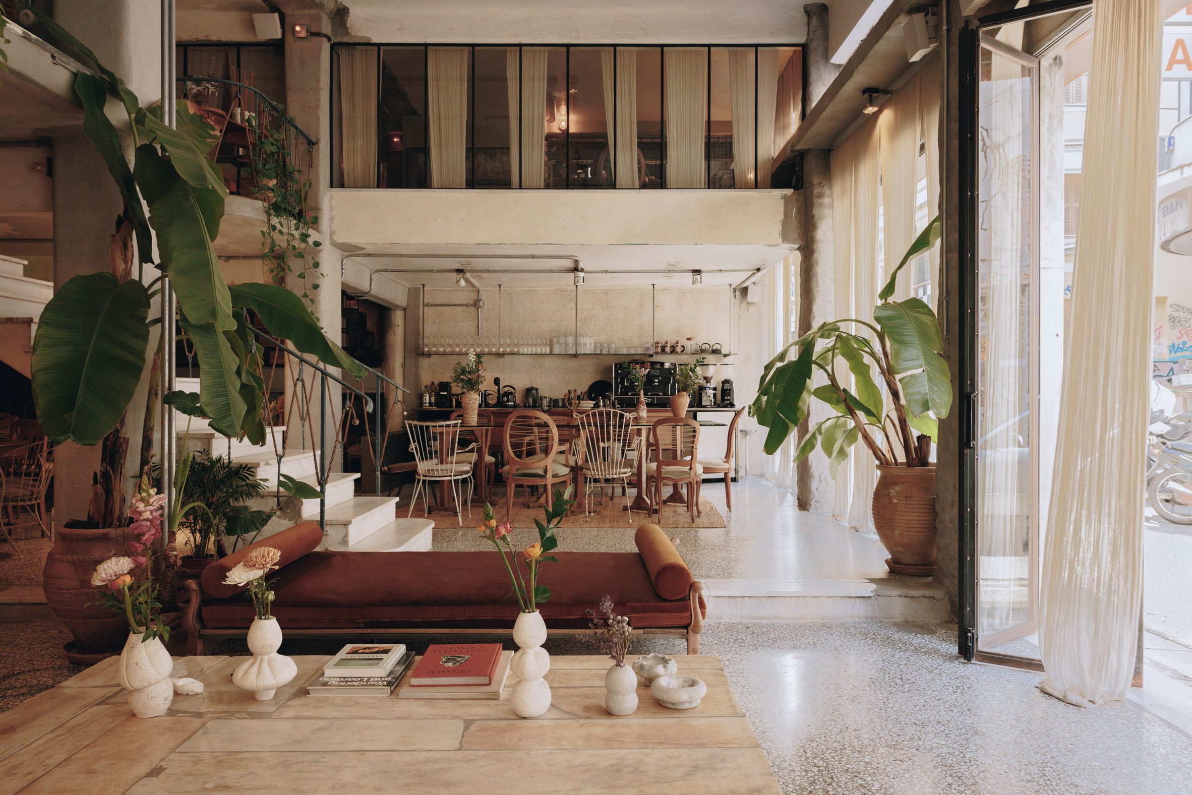 希拉之家为Mona Athens酒店设计工业但闷热的室内设计|ART-Arrakis | 建筑室内设计的创新与灵感