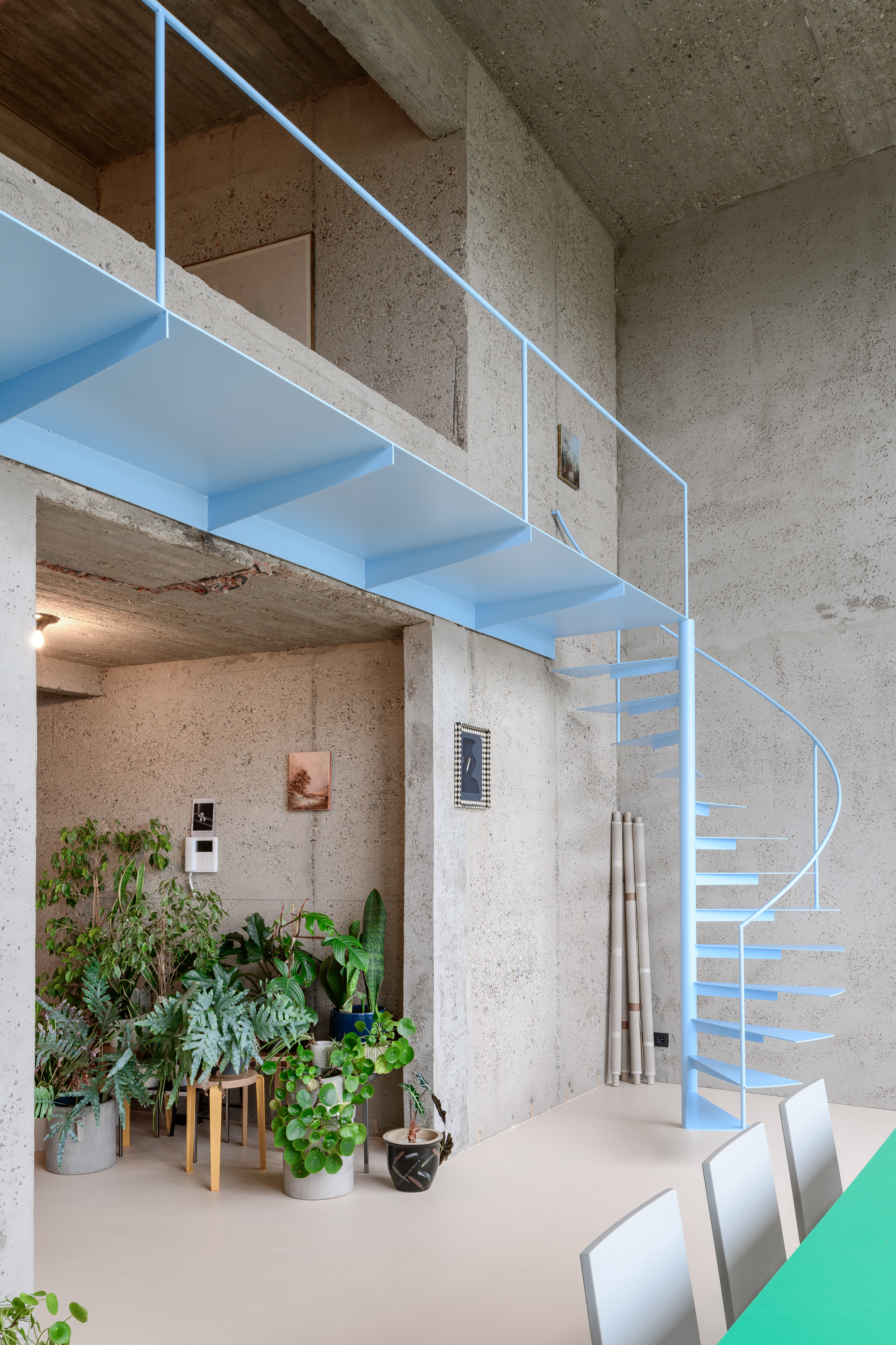 图片[1]|粗糙混凝土墙面，河滨大厦的粗野主义公寓 / Studio Okami Architects|ART-Arrakis | 建筑室内设计的创新与灵感