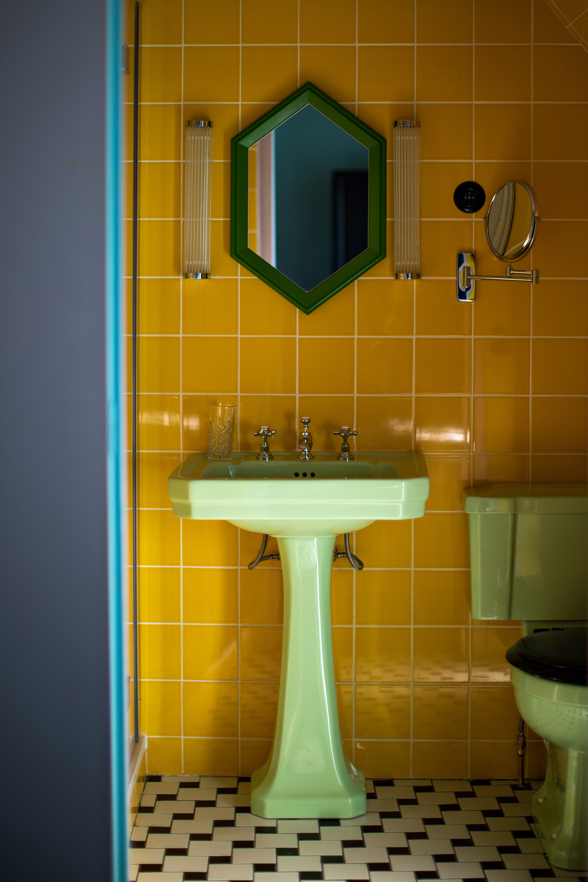 八间浴室，配有彩色厕所和水槽|ART-Arrakis | 建筑室内设计的创新与灵感