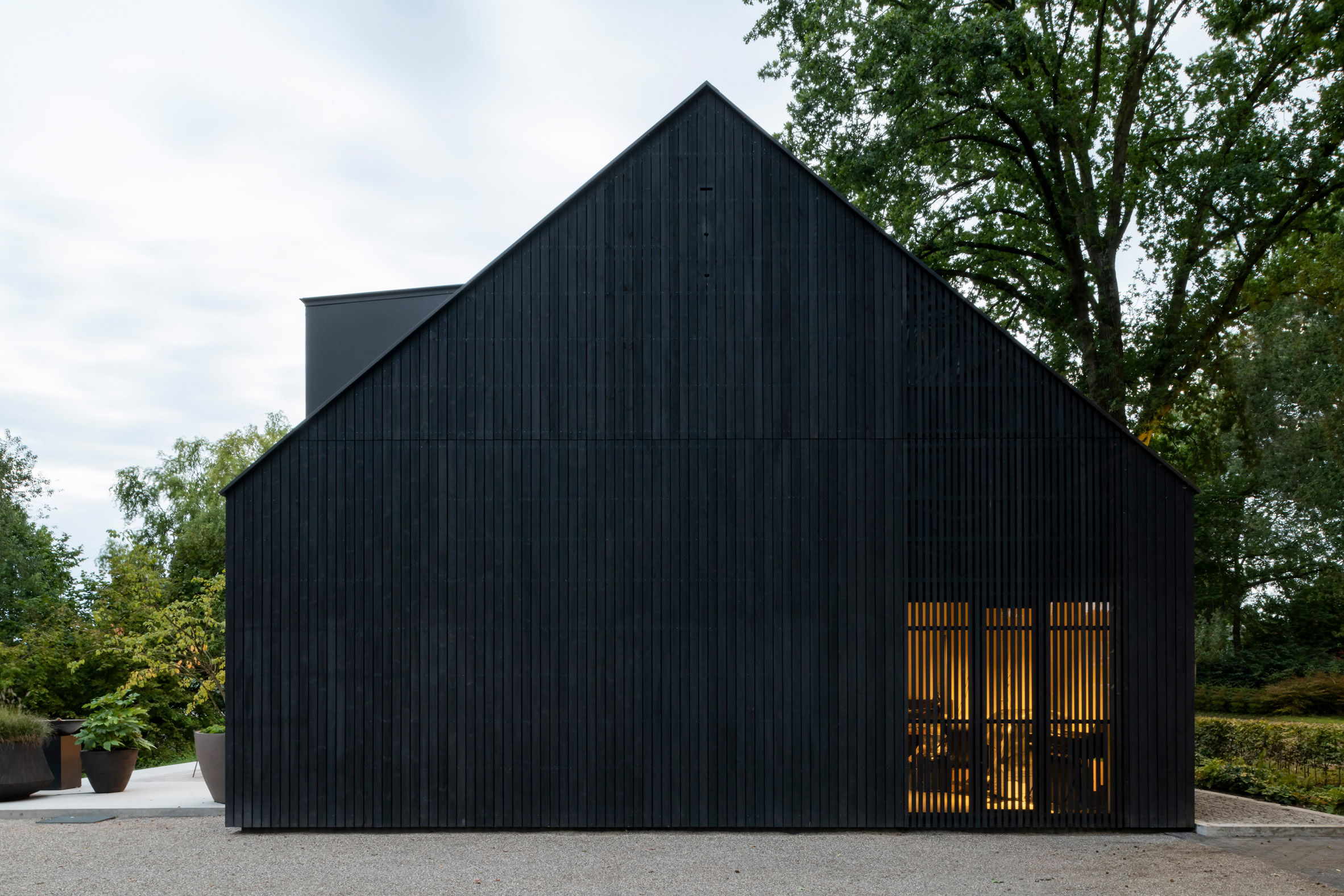Studio Space和Studio REDD为自己的办公室创建了黑色木质覆盖的谷仓|ART-Arrakis | 建筑室内设计的创新与灵感