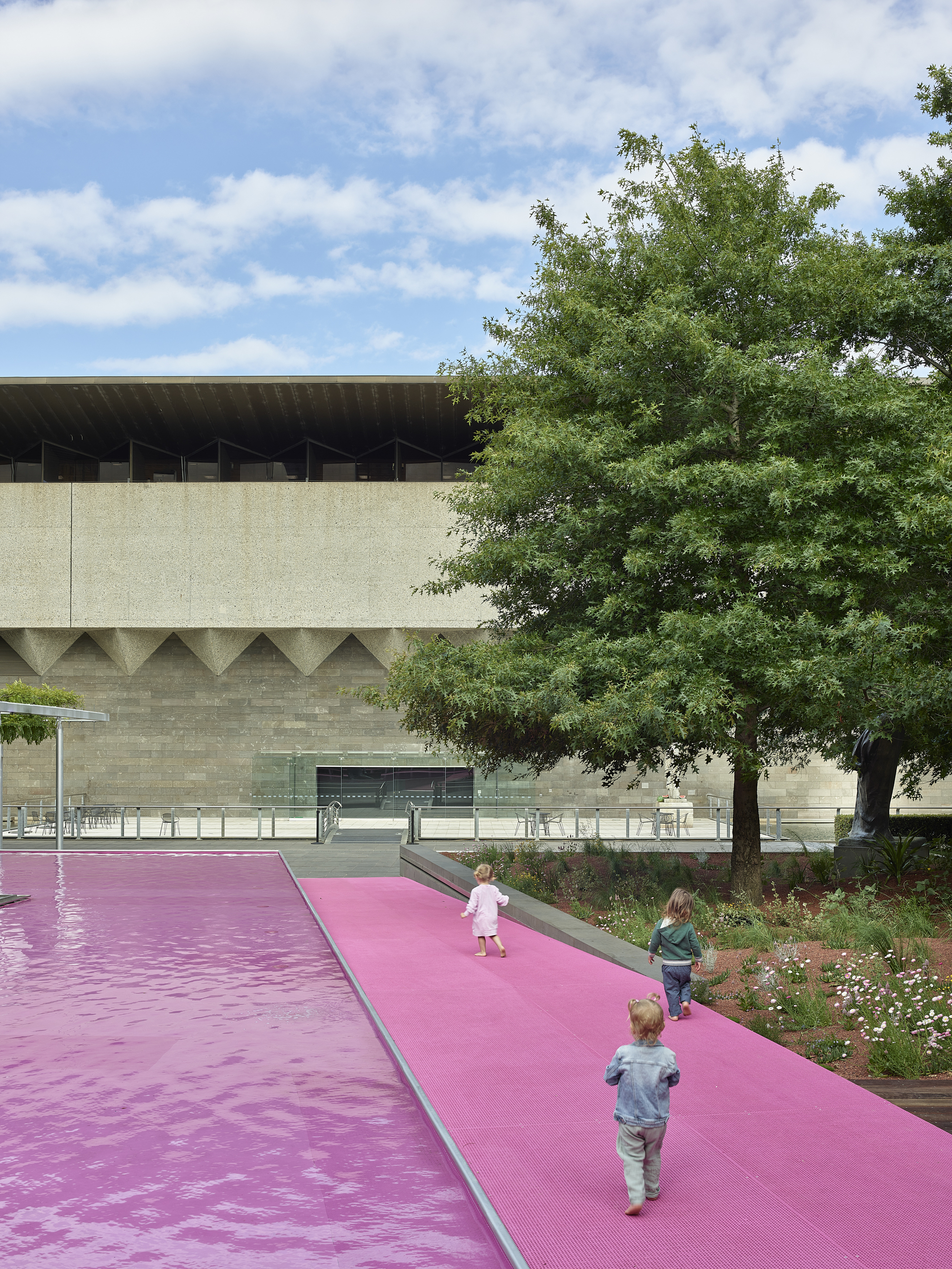 图片[2]|维多利亚国立美术馆前，粉色水池 / Taylor Knights + James Carey|ART-Arrakis | 建筑室内设计的创新与灵感