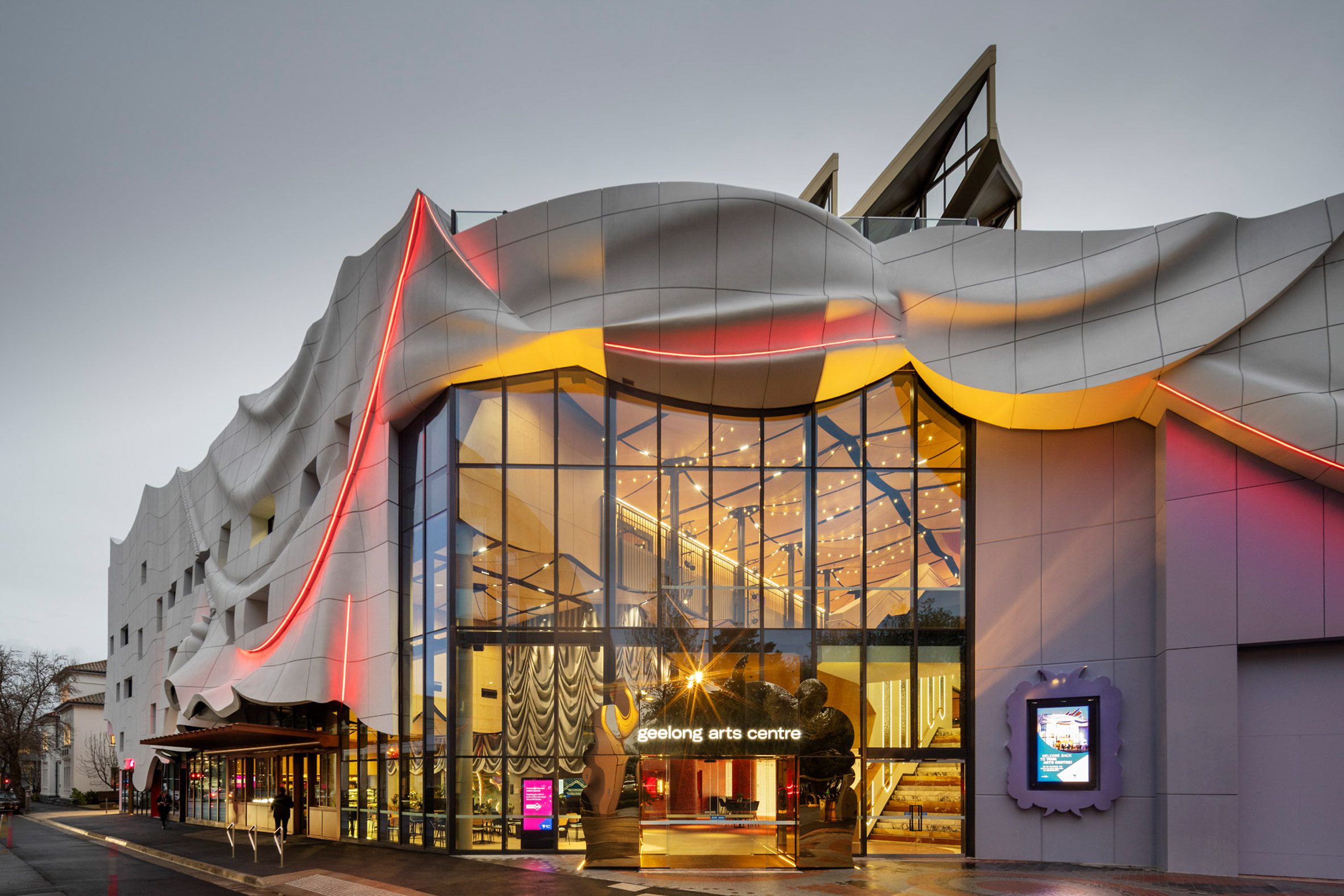 ARM建筑公司用俯冲的混凝土窗帘覆盖吉隆艺术中心|ART-Arrakis | 建筑室内设计的创新与灵感