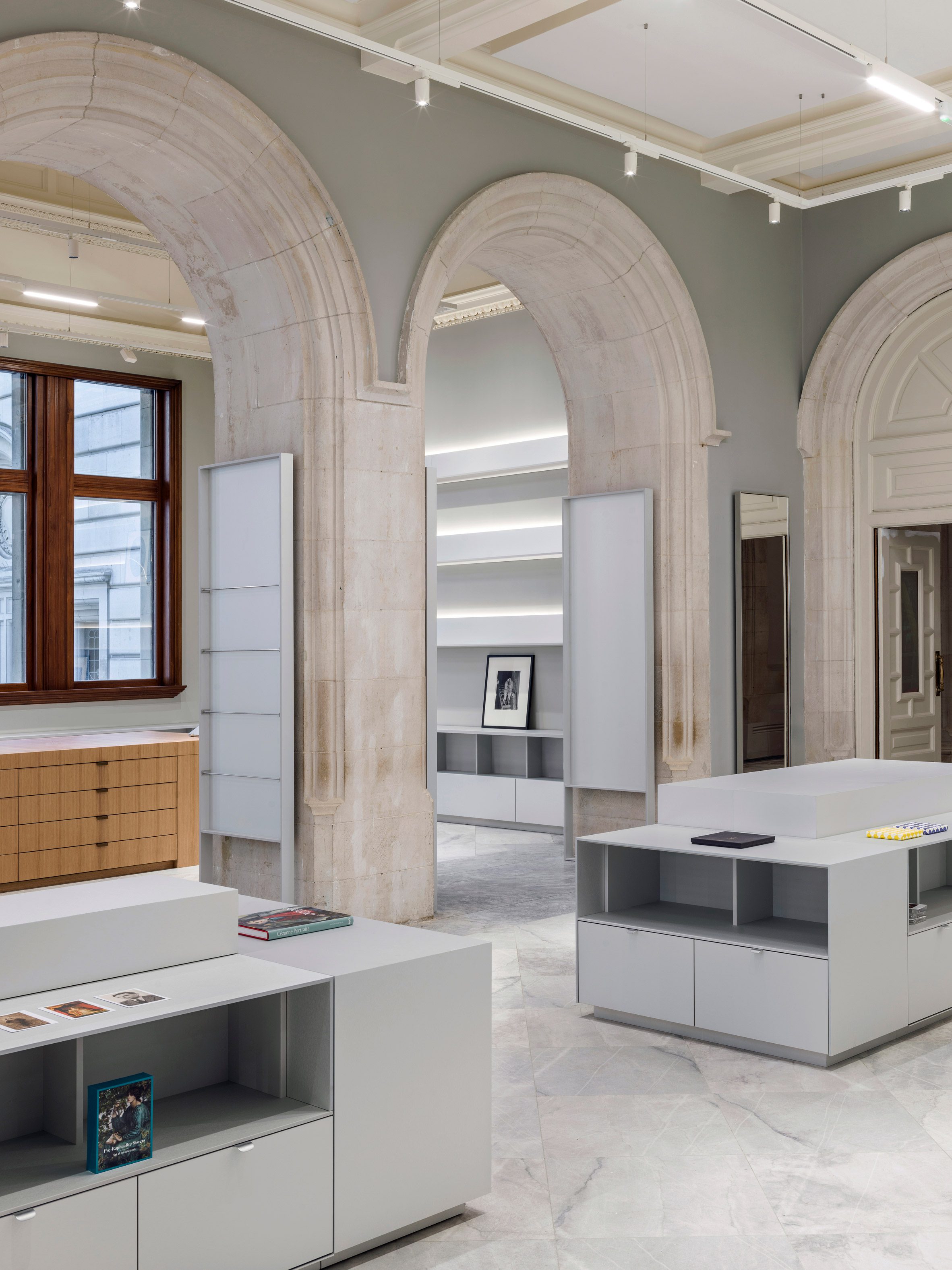 Alex Cochrane Architects设计的商店“拥抱国家肖像画廊的优雅比例”|ART-Arrakis | 建筑室内设计的创新与灵感