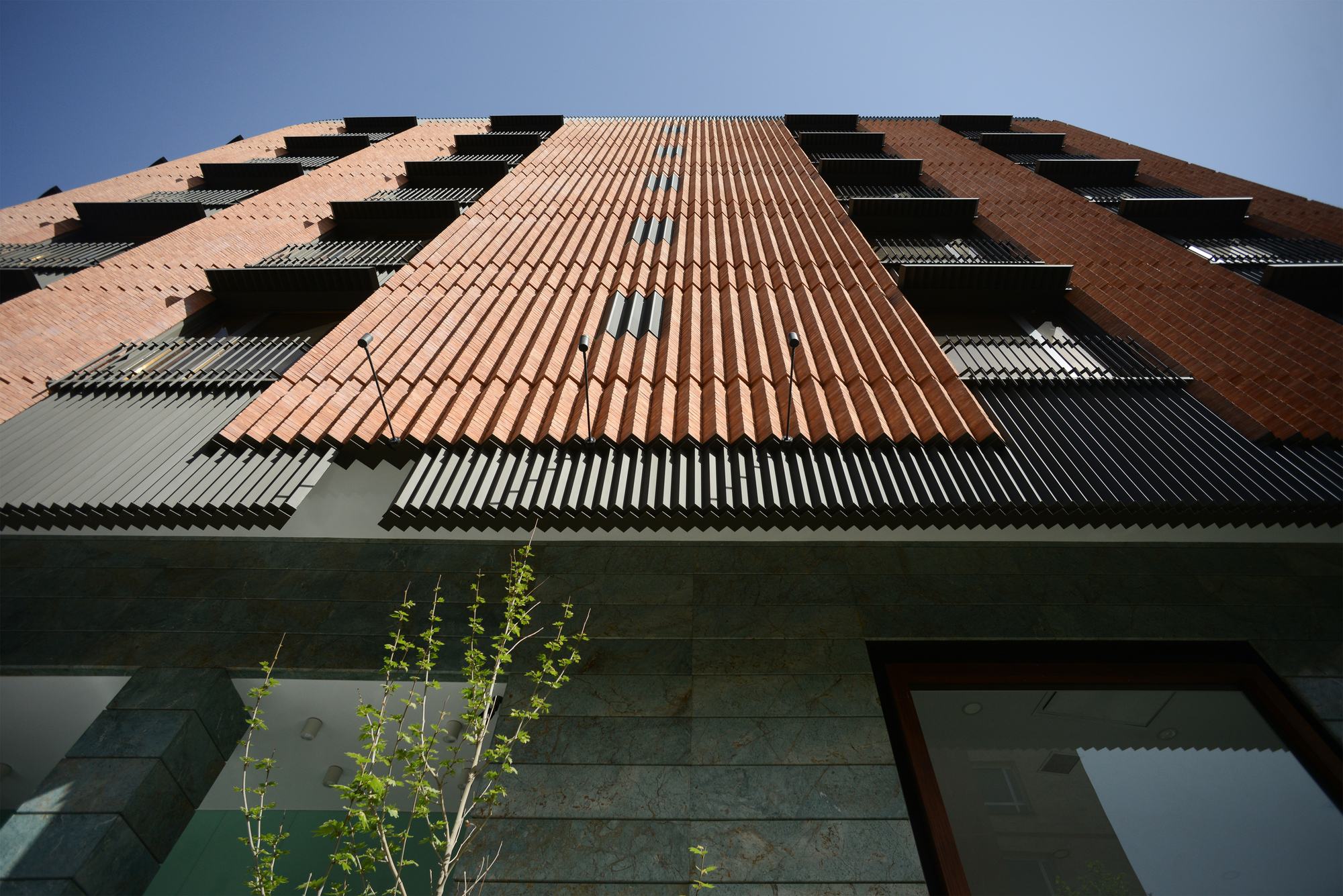 图片[1]|砖在金属板上，Amir Ebrahimi 办公楼 / Zandigan Architects|ART-Arrakis | 建筑室内设计的创新与灵感