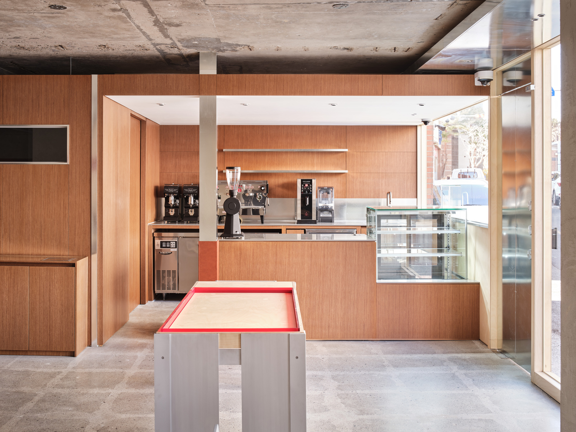 图片[3]|红色亚克力照明系统，SSAP 咖啡 / design by 83|ART-Arrakis | 建筑室内设计的创新与灵感