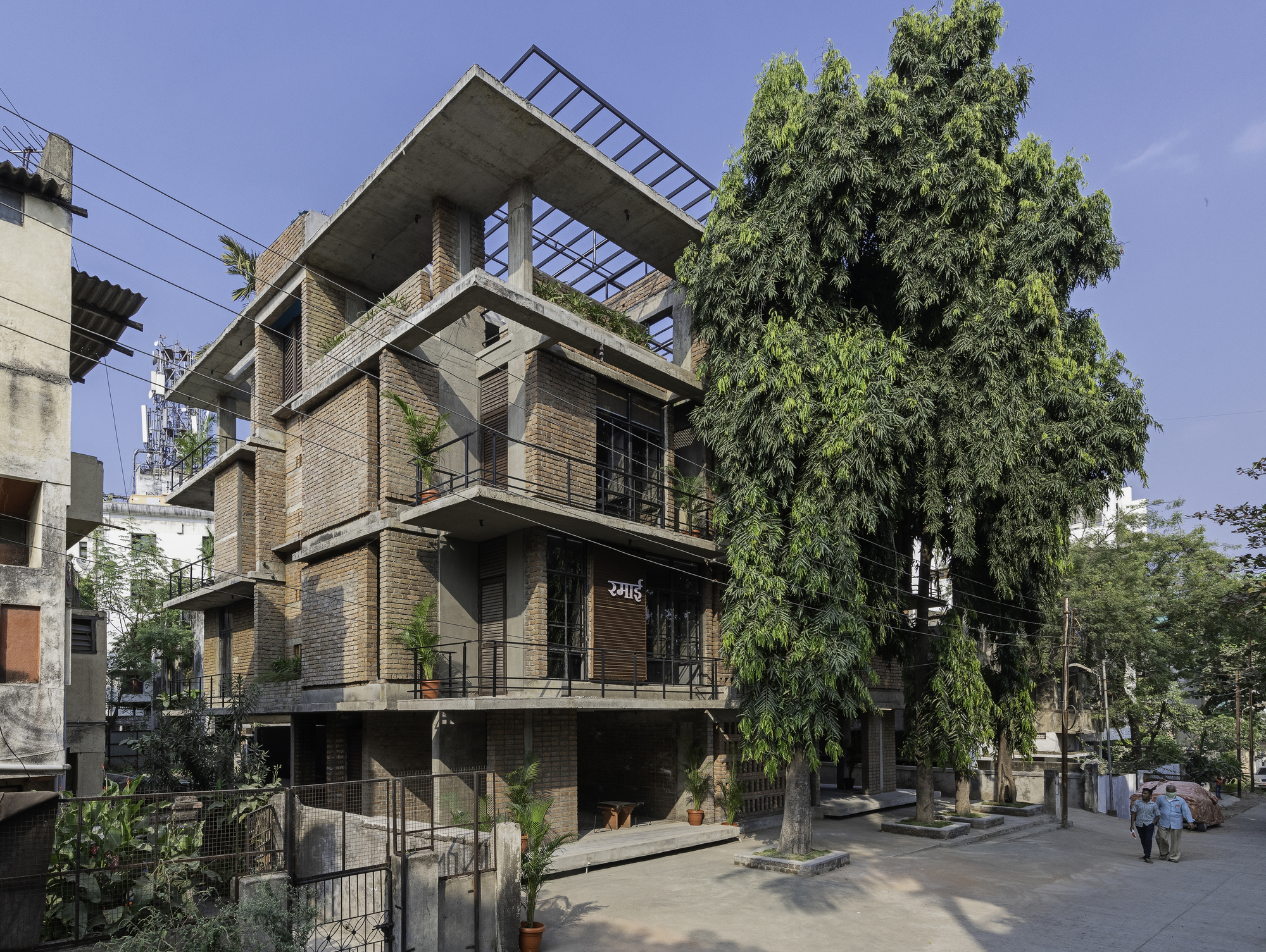 错位墙体，Ramai 男生宿舍 / Amruta Daulatabadkar Architects adaa|ART-Arrakis | 建筑室内设计的创新与灵感