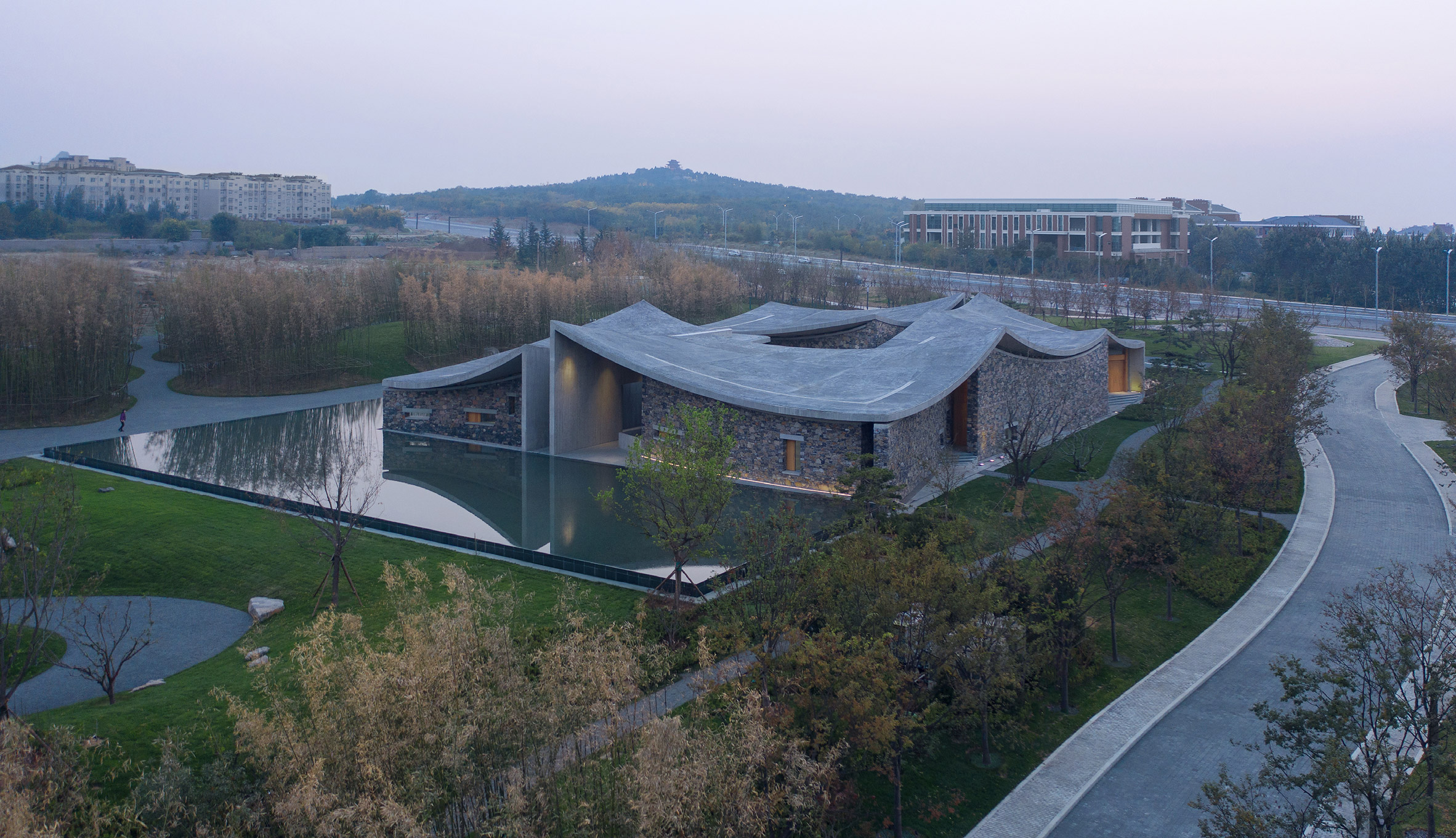 朱培工作室以波浪状的混凝土屋顶成为中国顶尖艺术中心|ART-Arrakis | 建筑室内设计的创新与灵感