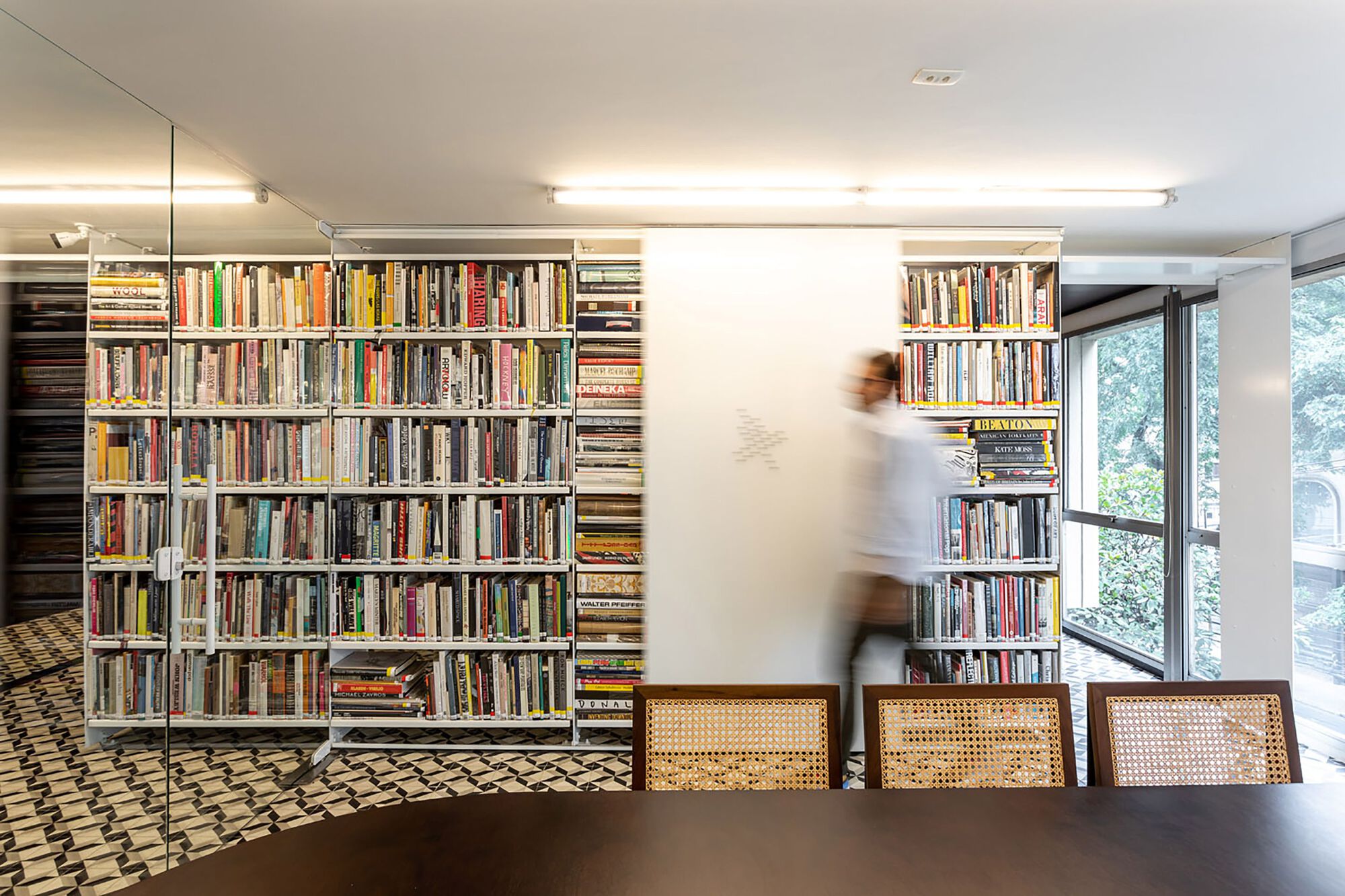可移动金属书架，GB65 办公室 & 图书馆空间 / Metro Arquitetos Associados|ART-Arrakis | 建筑室内设计的创新与灵感