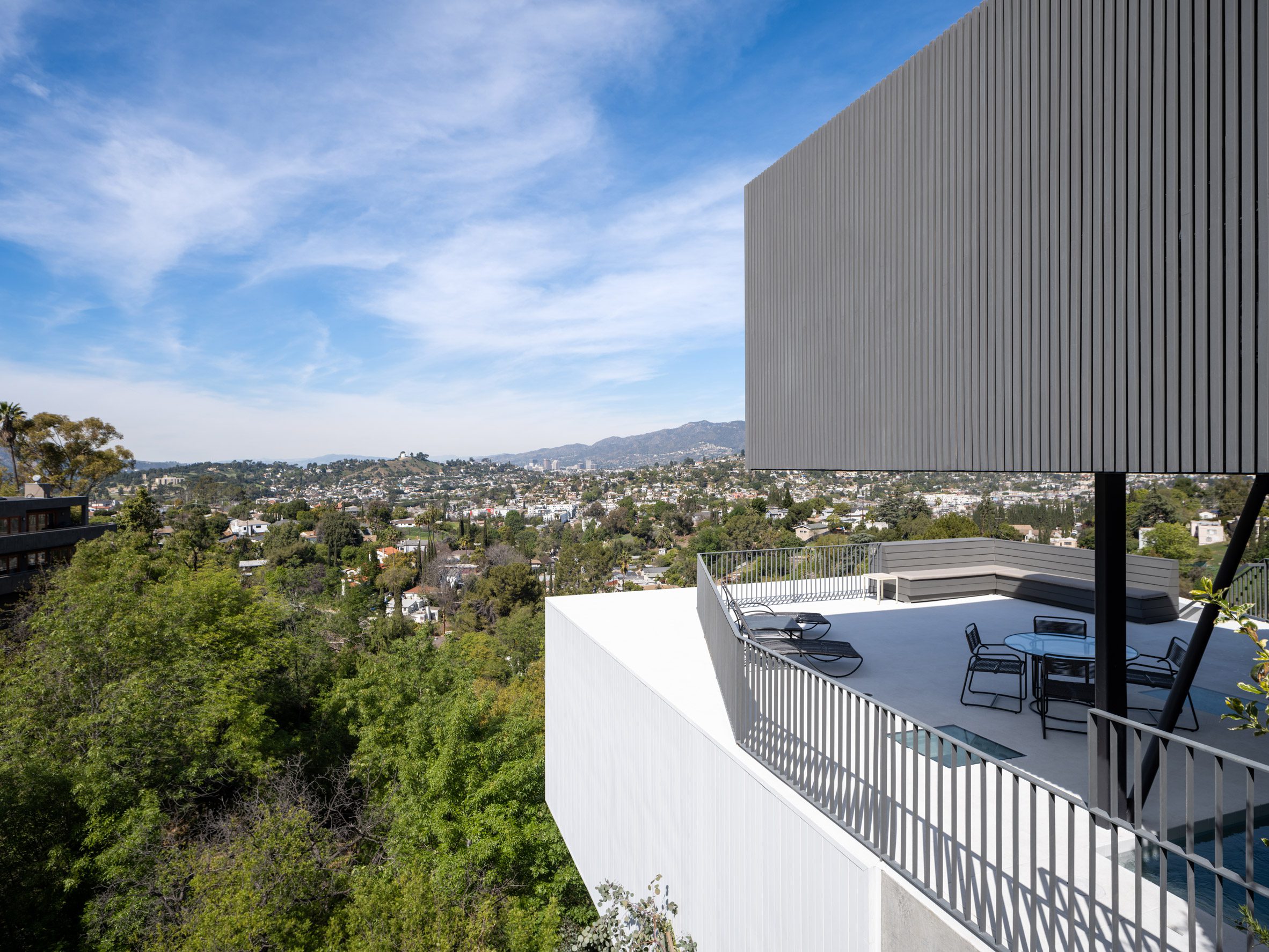 匿名建筑师将混凝土房屋嵌入洛杉矶山坡|ART-Arrakis | 建筑室内设计的创新与灵感
