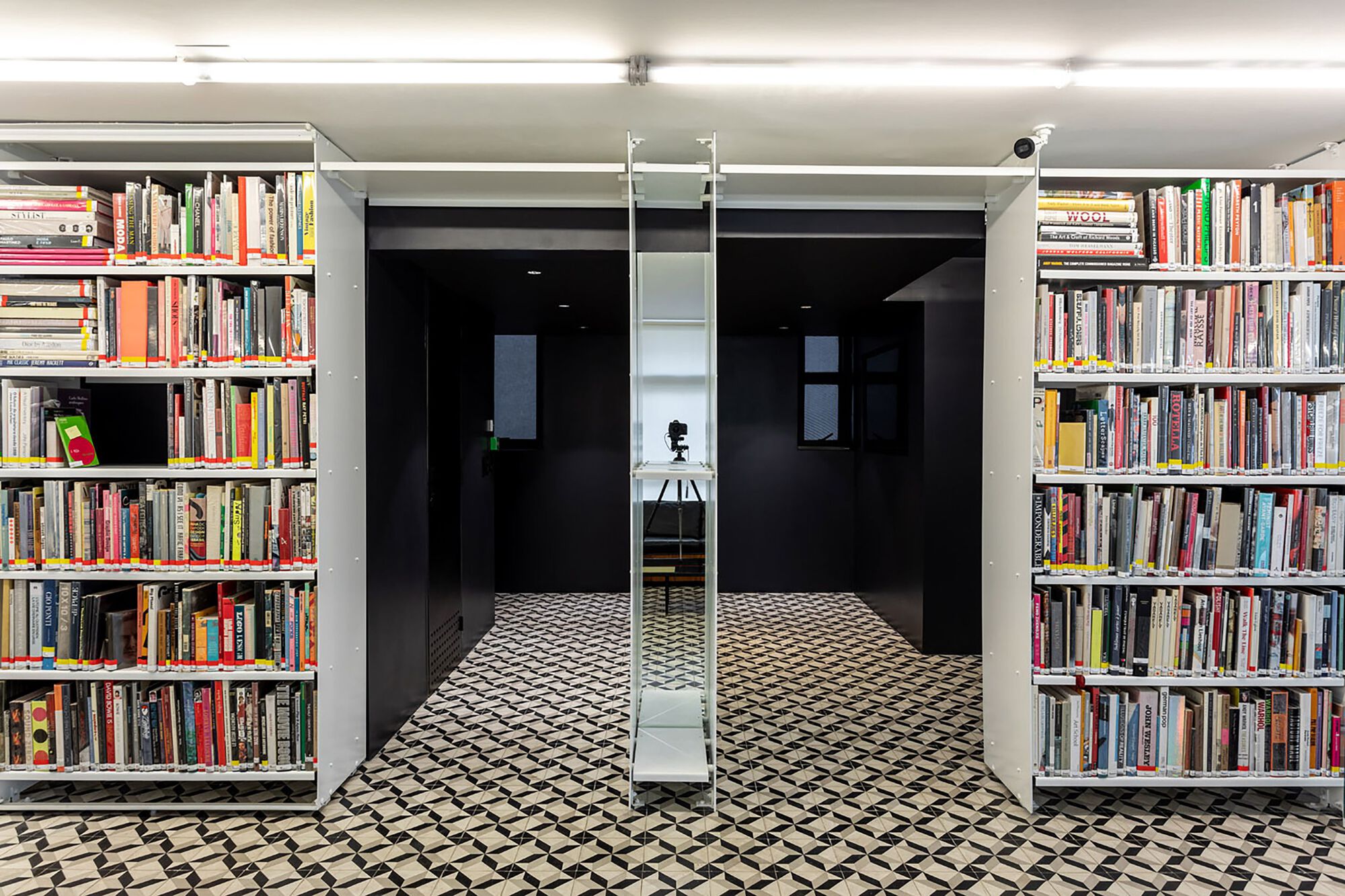 图片[8]|可移动金属书架，GB65 办公室 & 图书馆空间 / Metro Arquitetos Associados|ART-Arrakis | 建筑室内设计的创新与灵感