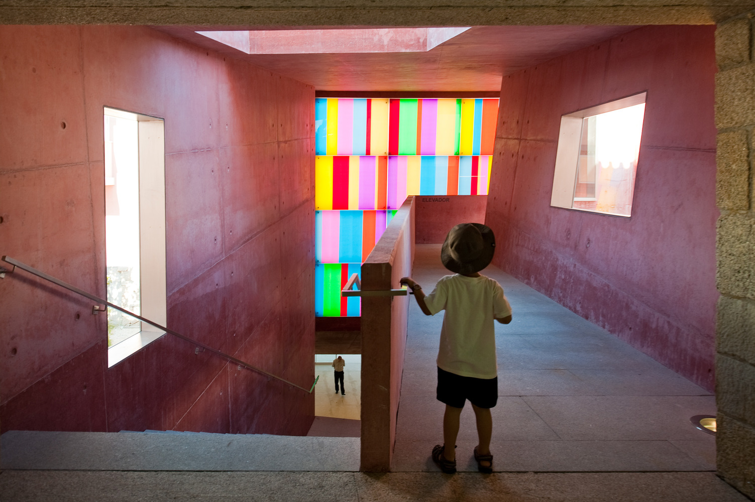 通过彩色玻璃来增强设计感: 20个当代建筑案例|ART-Arrakis | 建筑室内设计的创新与灵感
