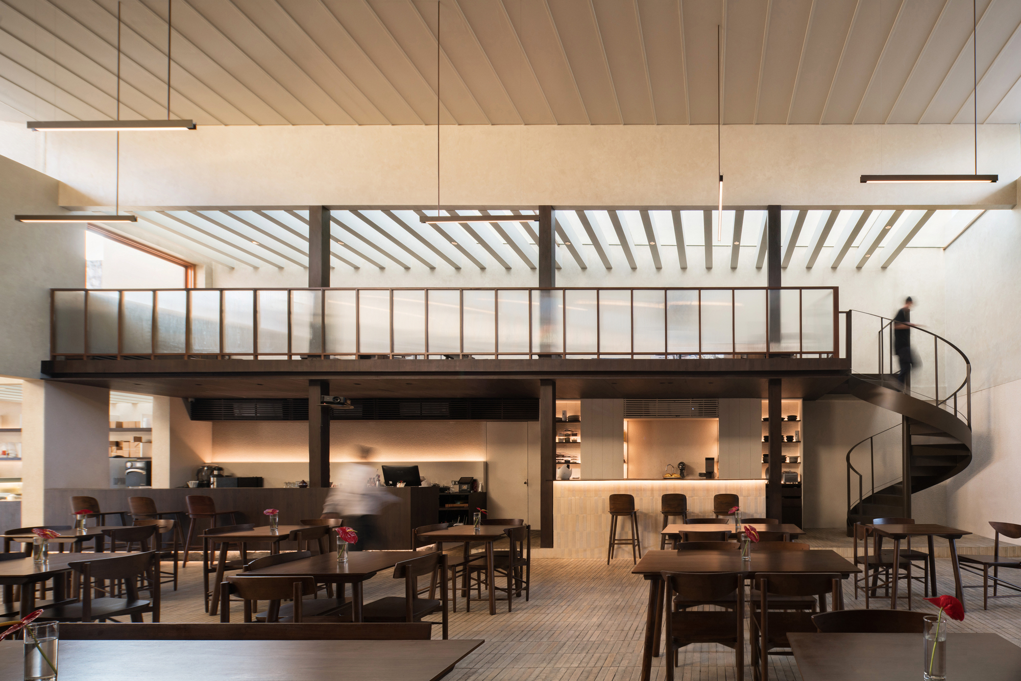 图片[1]|玻璃天花板，Locaāhand 餐饮俱乐部 / Isso Architects|ART-Arrakis | 建筑室内设计的创新与灵感