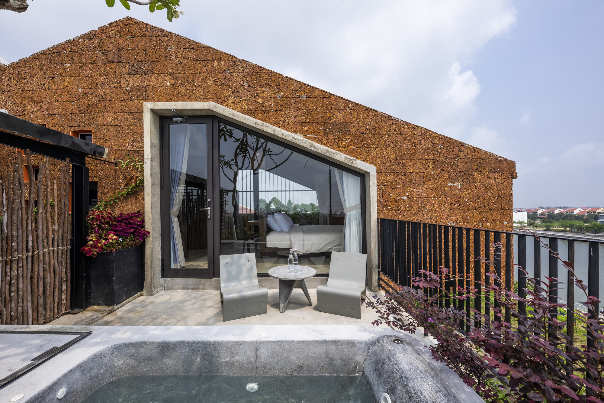 图片[1]|渔网连接悬浮水泥盒，Thalia 精品酒店 / Ho Khue Architects|ART-Arrakis | 建筑室内设计的创新与灵感