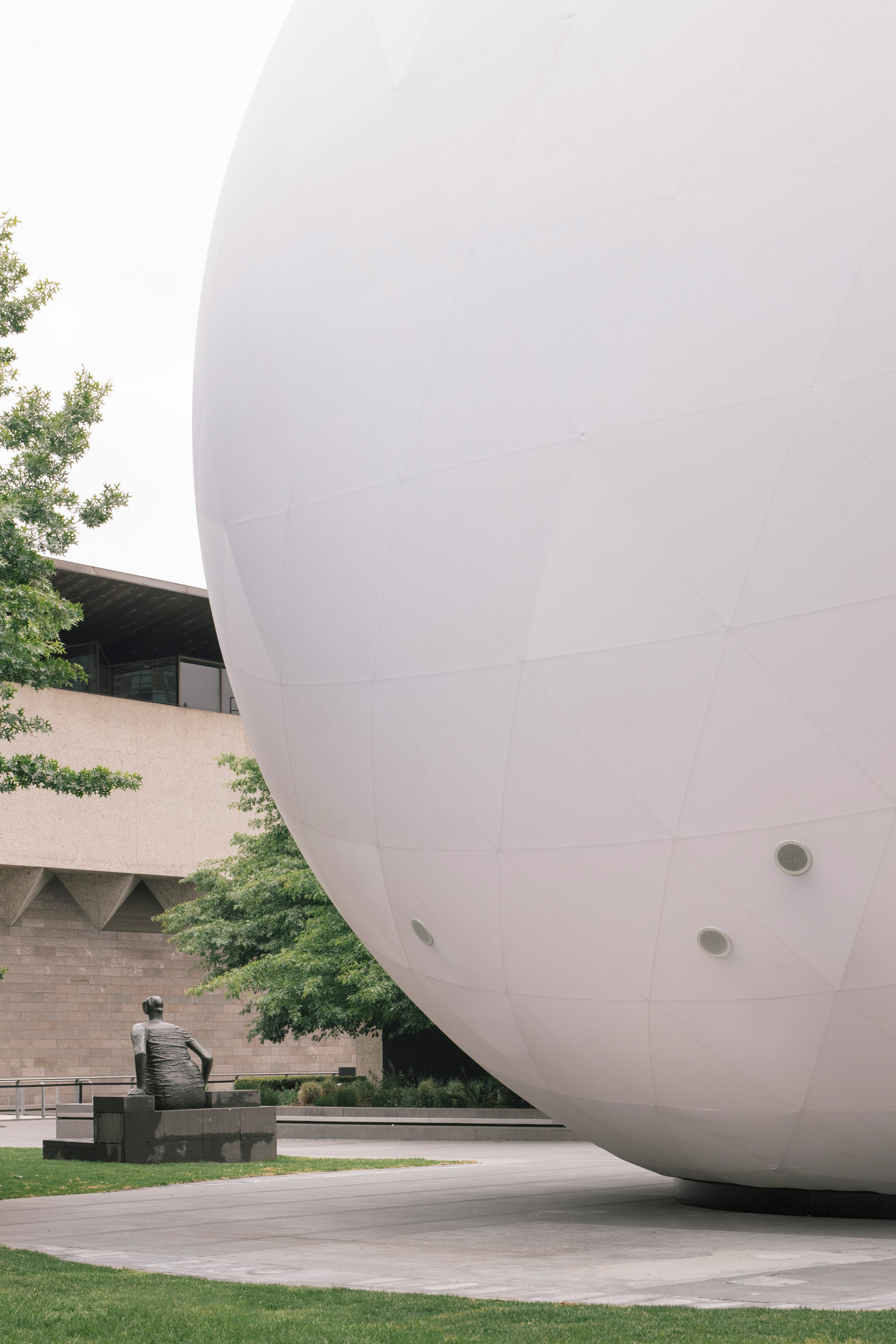 Nic Brunsdon为维多利亚国家美术馆制作充气球|ART-Arrakis | 建筑室内设计的创新与灵感