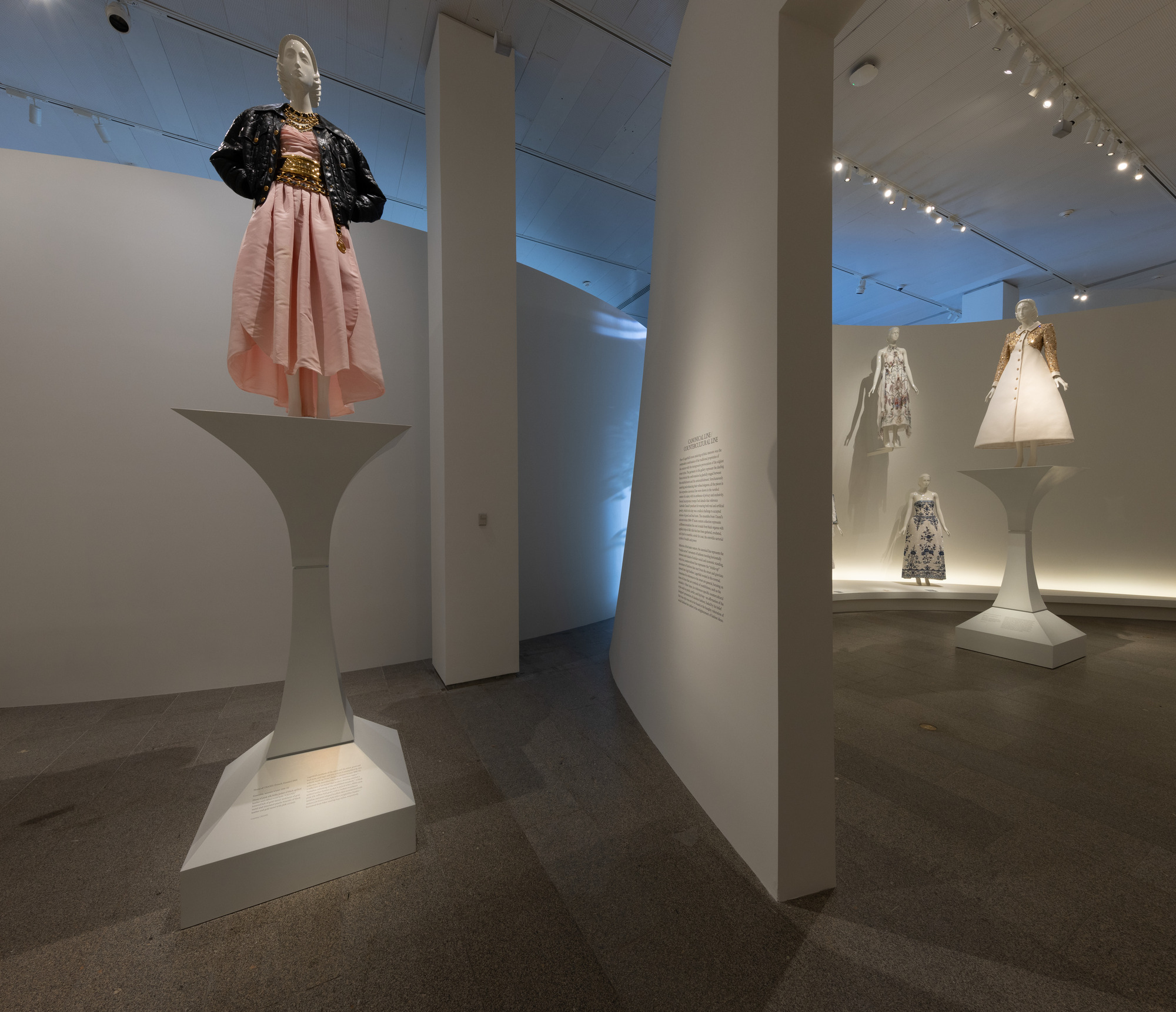 图片[2]|安藤忠雄展览设计：“卡尔·拉格斐：美丽之线” 纽约大都会艺术博物馆|ART-Arrakis | 建筑室内设计的创新与灵感