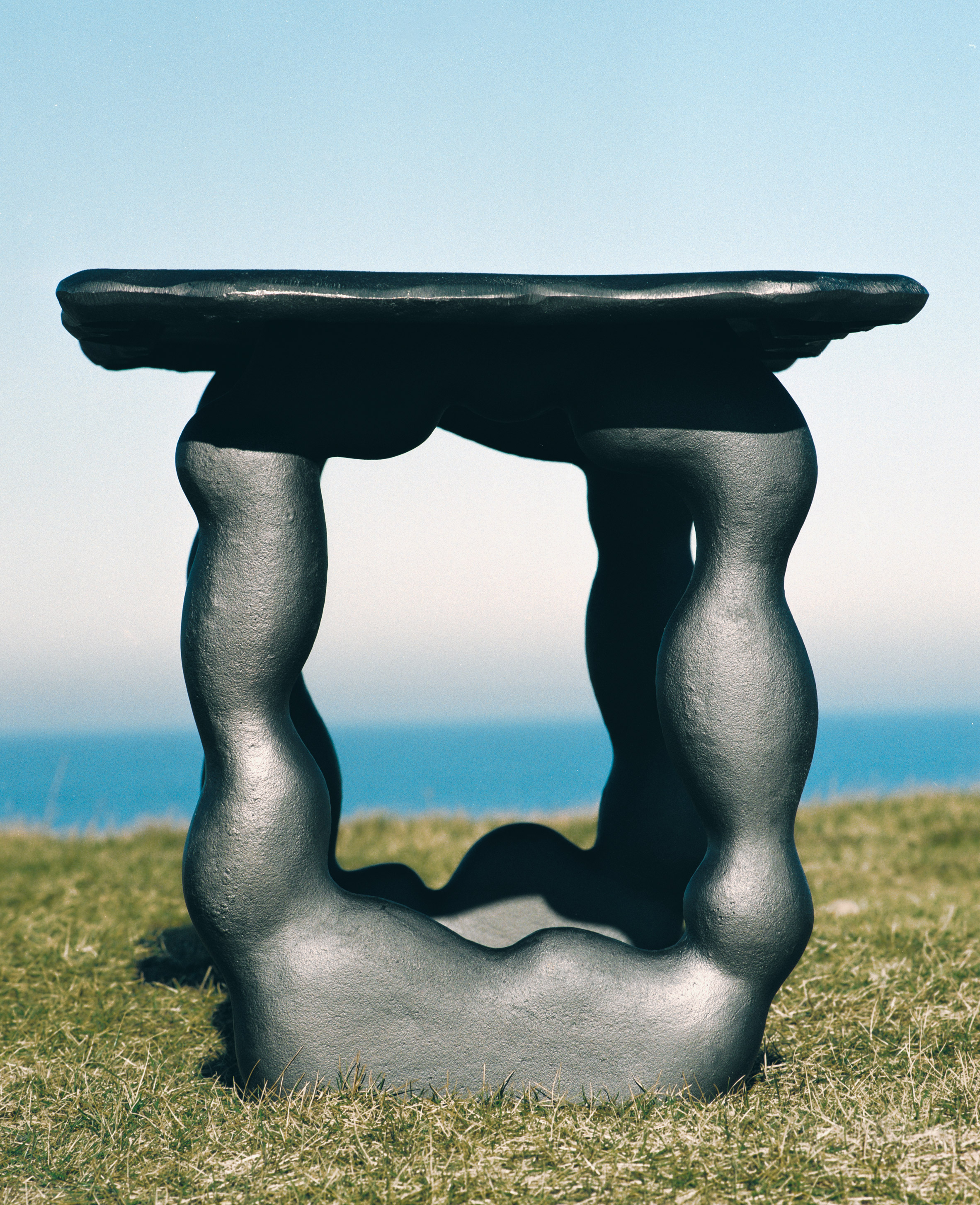 Anna MariaÖfstedal Eng为Ferm Living打造雕塑铝桌子|ART-Arrakis | 建筑室内设计的创新与灵感