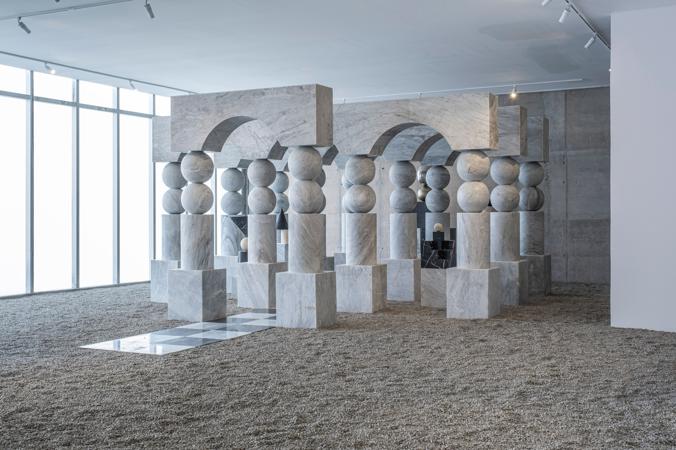 皮拉尔·泽塔和安德烈斯·蒙尼尔在菲利亚美术馆创作了对比鲜明的石头装置|ART-Arrakis | 建筑室内设计的创新与灵感