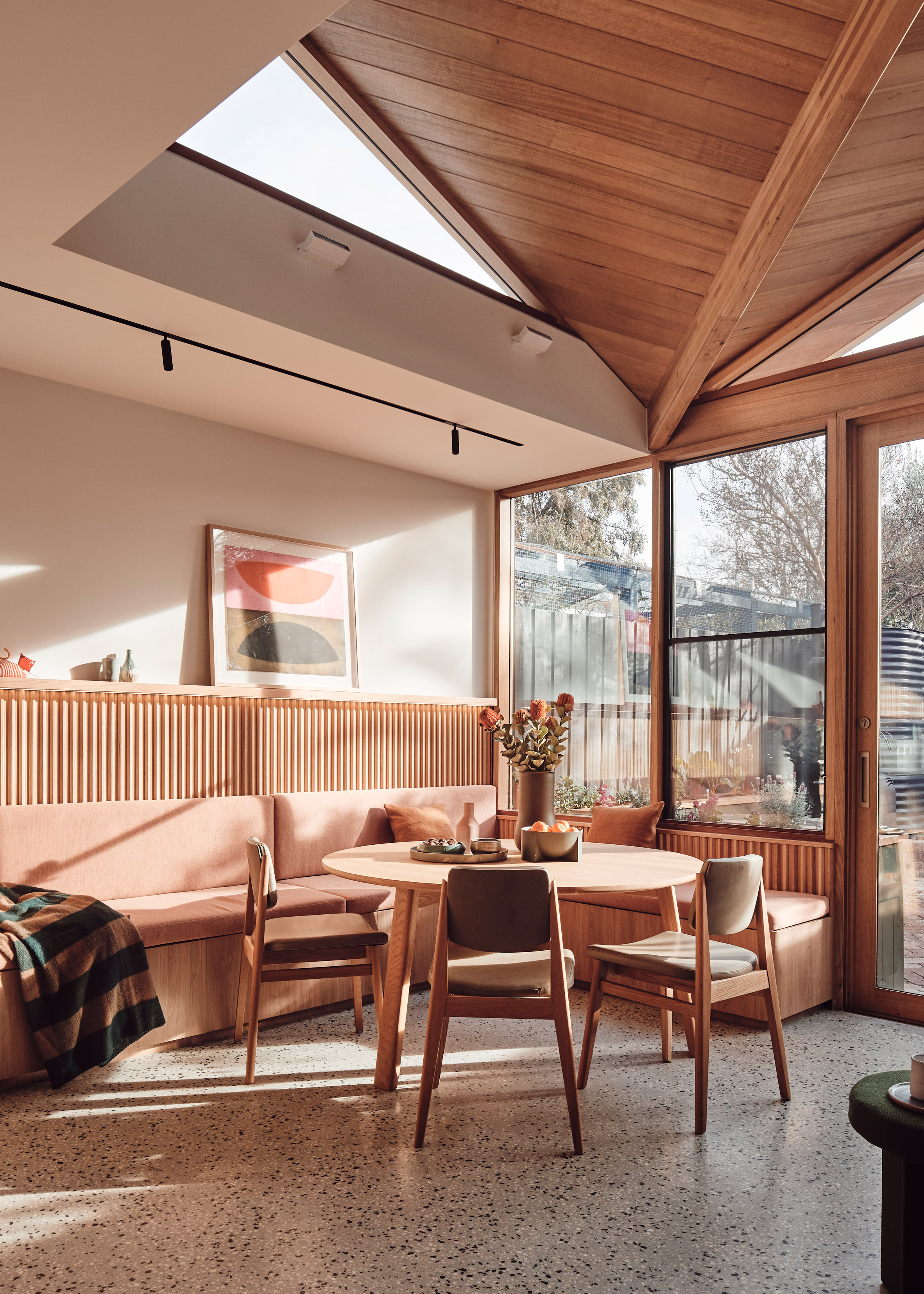 十间餐厅，内置座椅为餐桌周围提供额外空间|ART-Arrakis | 建筑室内设计的创新与灵感