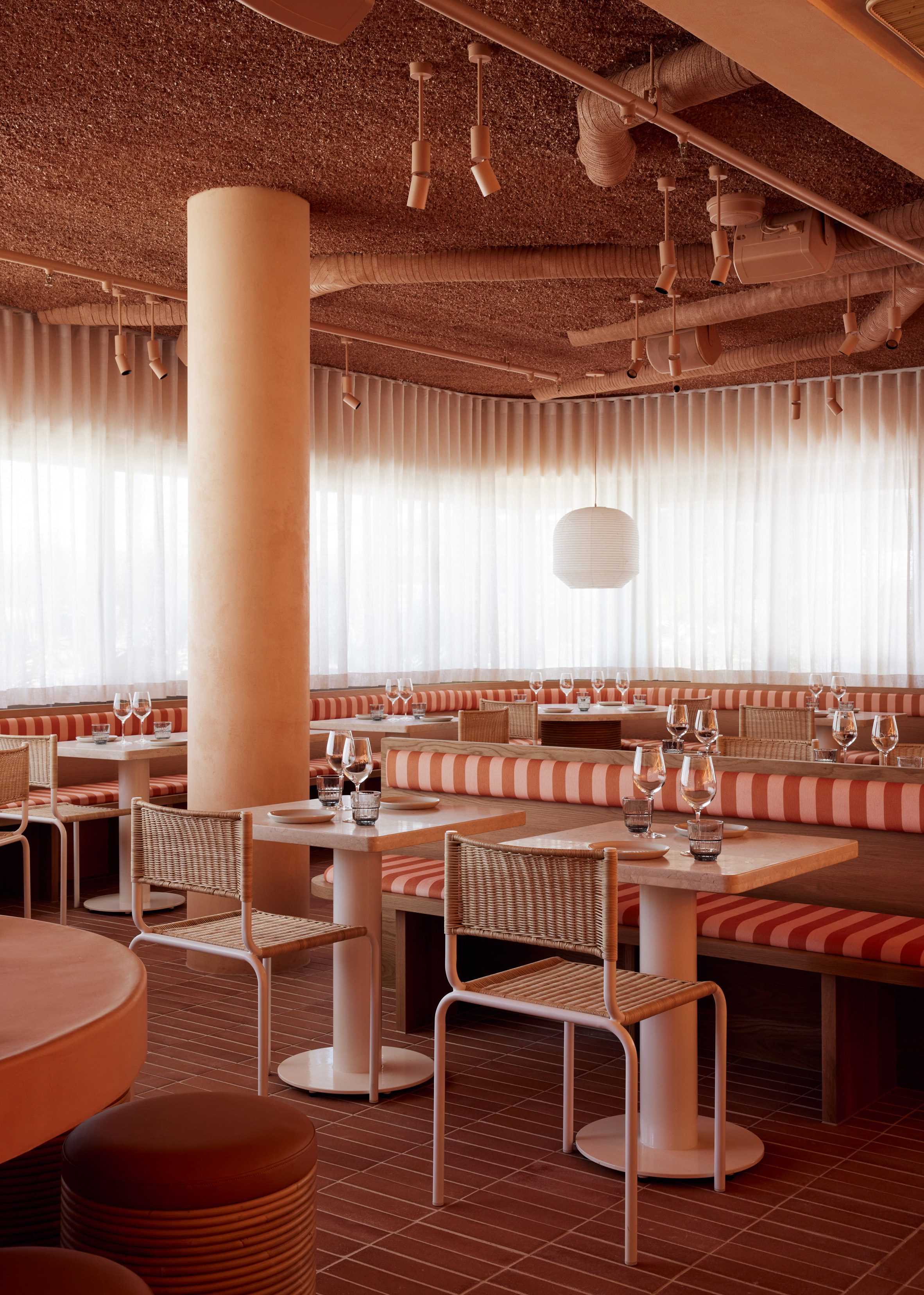 Studio Plenty在拜伦湾设计光年餐厅，让人感觉像是“一个温暖的拥抱”|ART-Arrakis | 建筑室内设计的创新与灵感