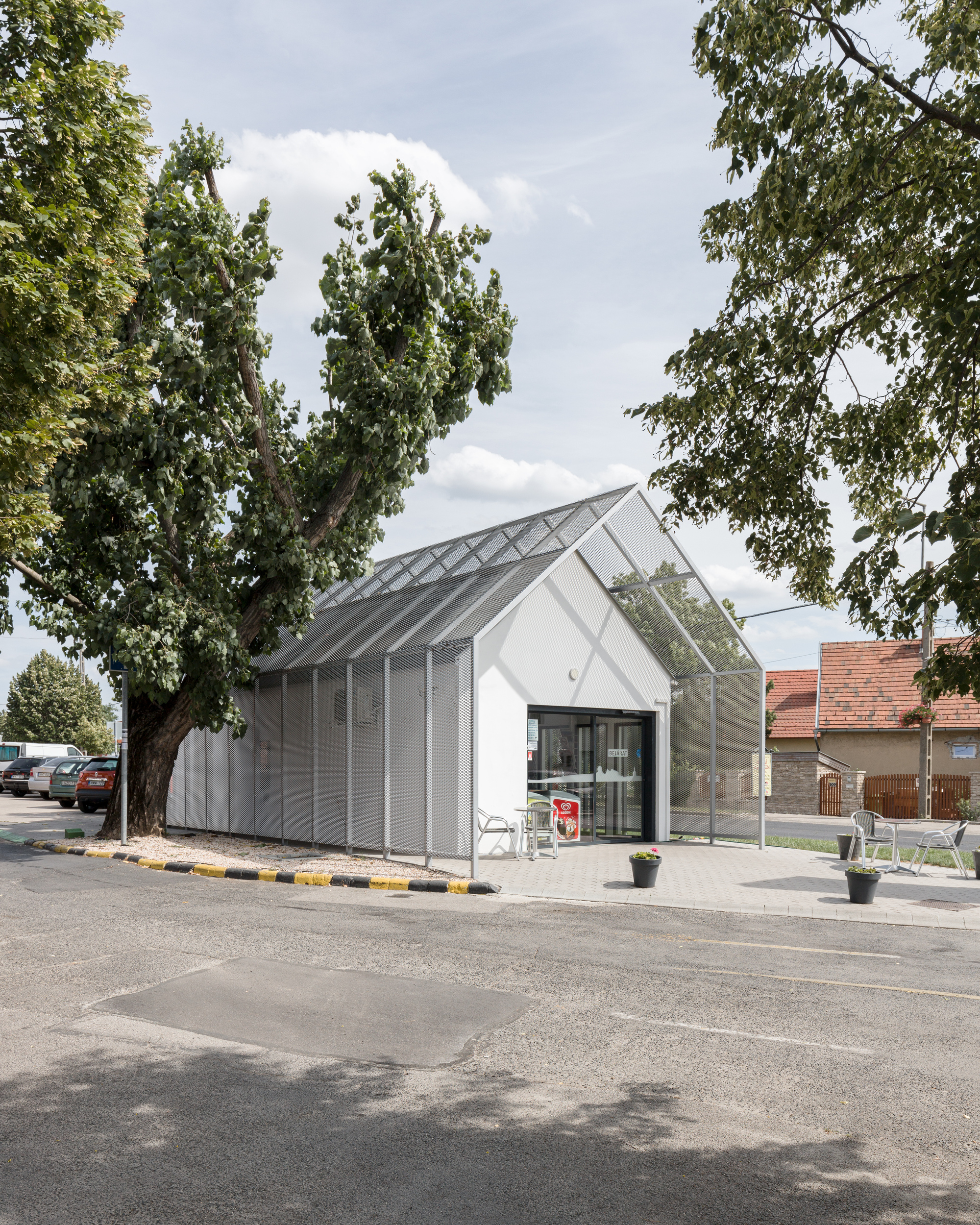 本土特色立面，匈牙利加油站 / Intramuros|ART-Arrakis | 建筑室内设计的创新与灵感