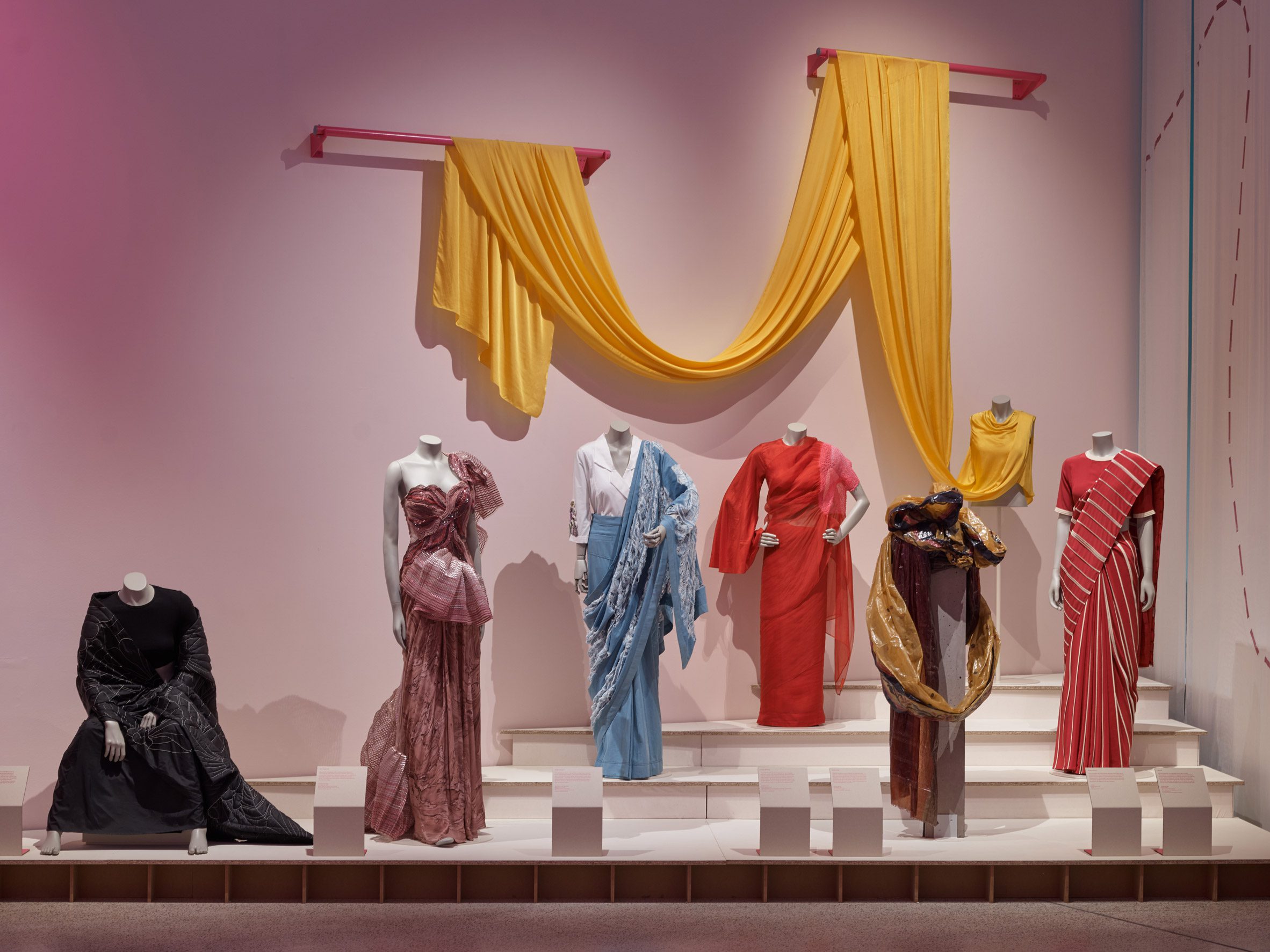 Offbeat Sari展览庆祝“当今最重要的全球时尚故事之一”|ART-Arrakis | 建筑室内设计的创新与灵感