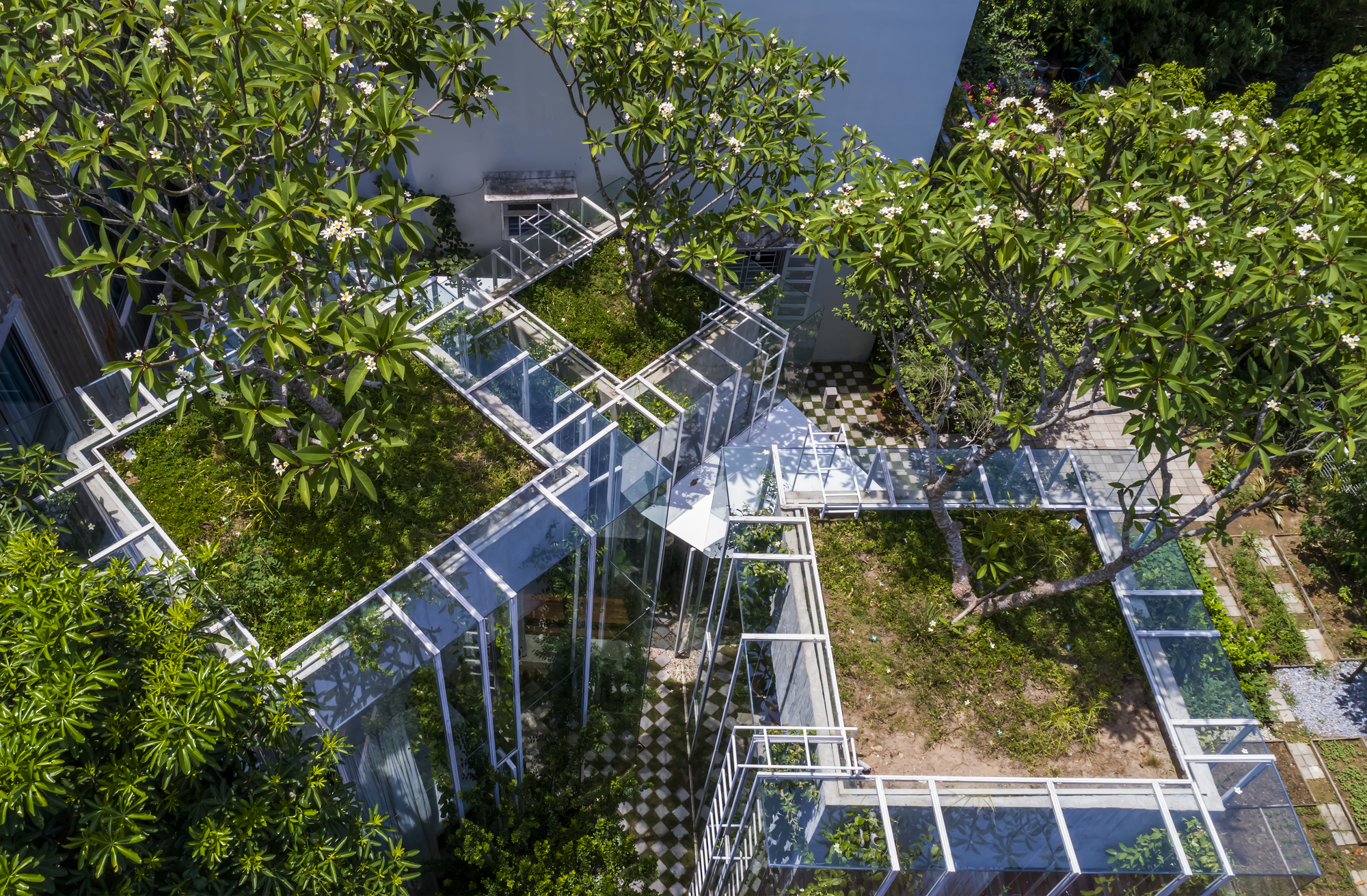 图片[1]|与森林共生的玻璃盒，Labri 住宅 / Nguyen Khai Architects & Associates|ART-Arrakis | 建筑室内设计的创新与灵感