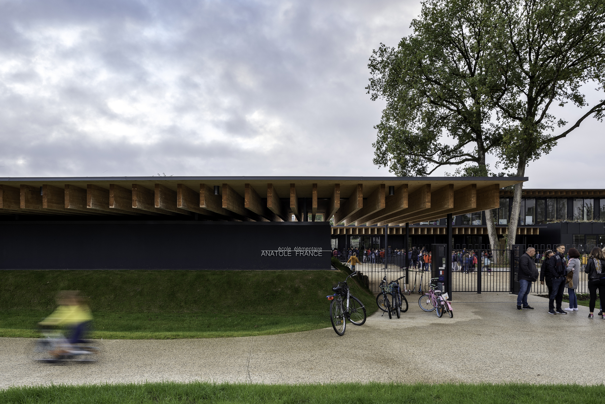 图片[1]|体育场学校综合体 / Marjan Hessamfar & Joe Vérons architectes associés|ART-Arrakis | 建筑室内设计的创新与灵感
