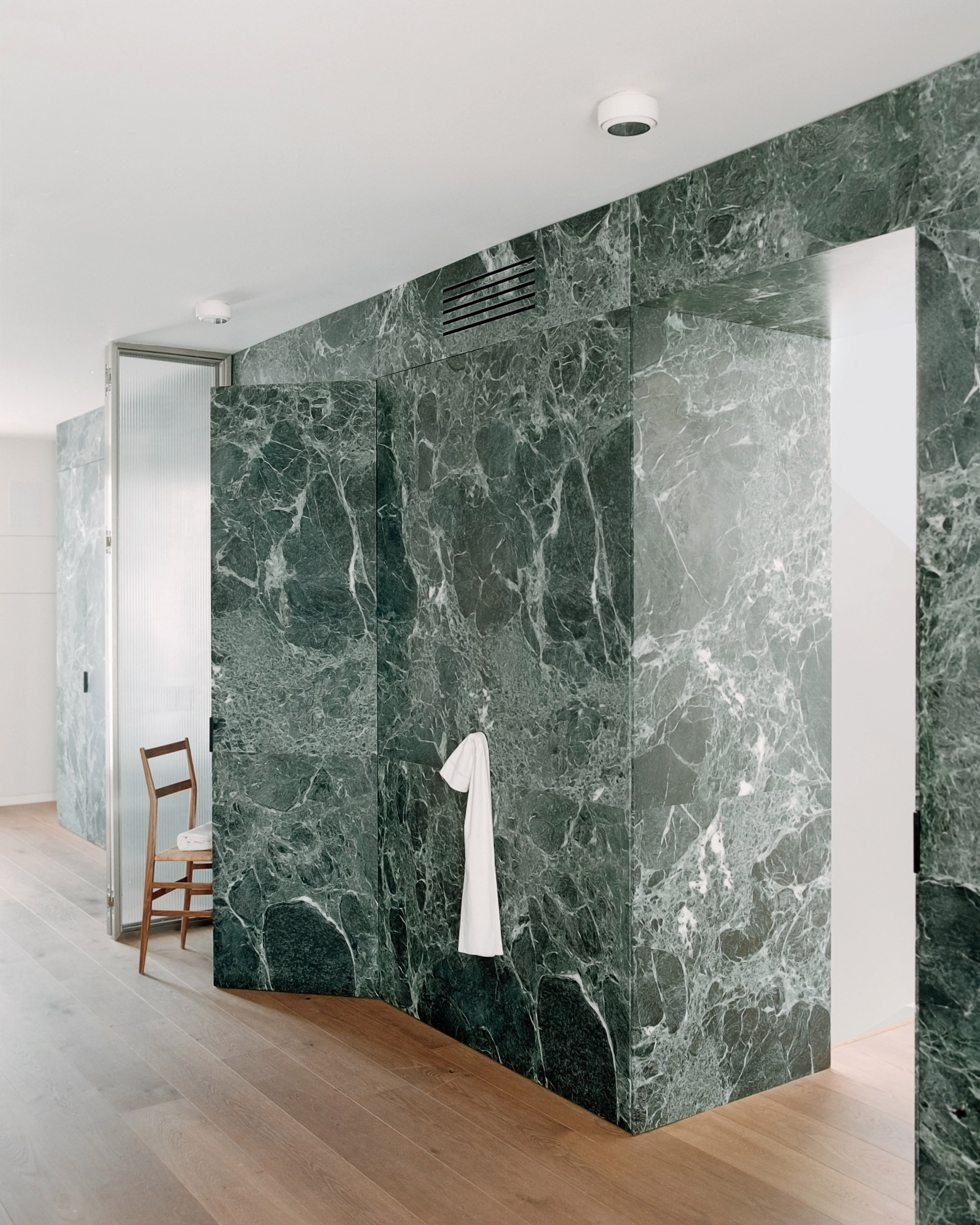 单片绿色大理石构成米兰公寓的“雄伟之墙”|ART-Arrakis | 建筑室内设计的创新与灵感