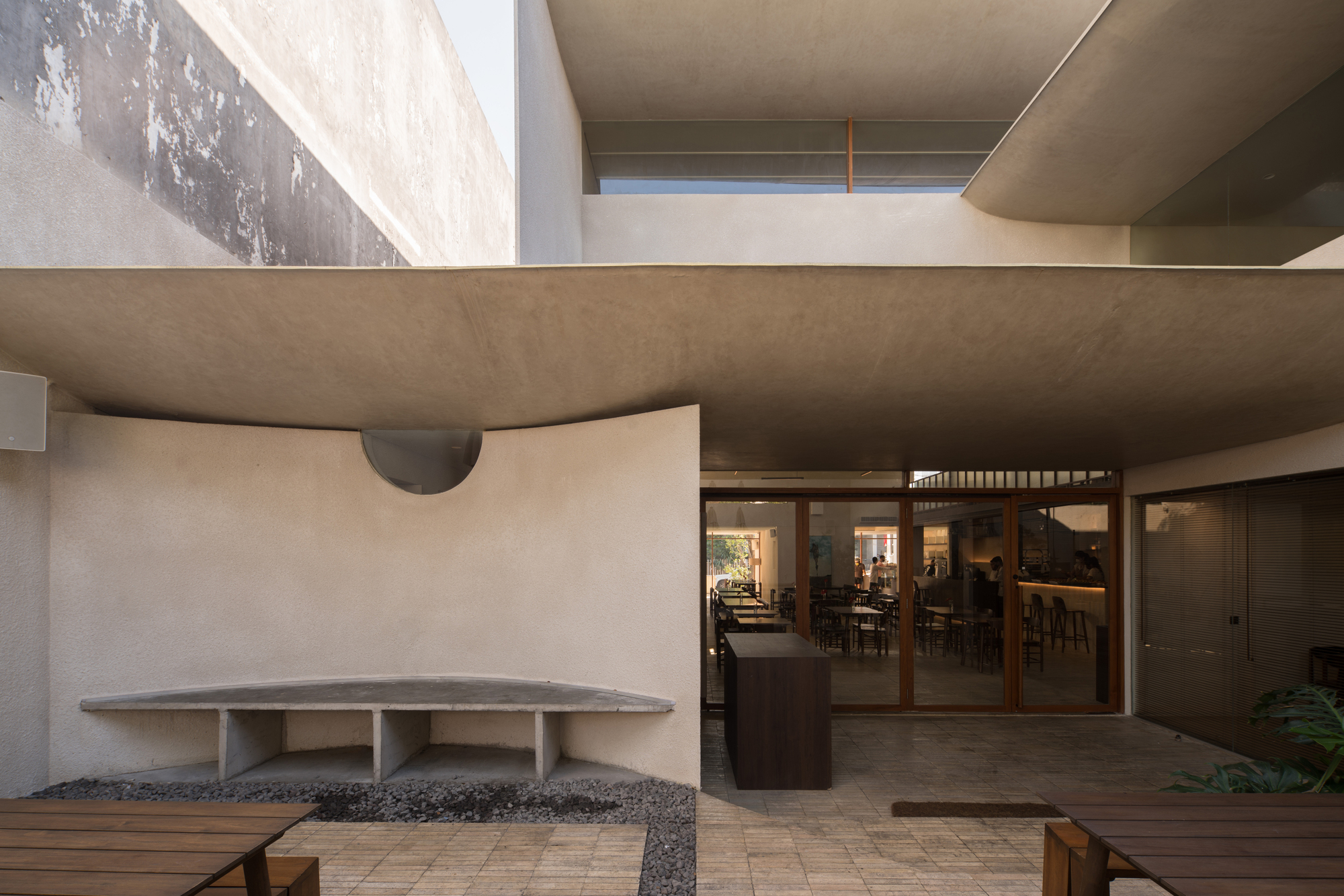 玻璃天花板，Locaāhand 餐饮俱乐部 / Isso Architects|ART-Arrakis | 建筑室内设计的创新与灵感