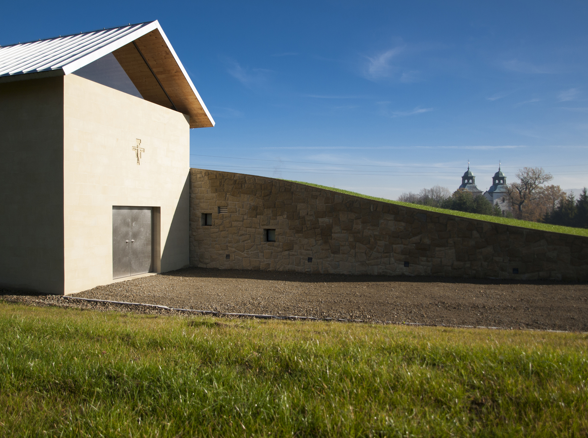 与大地融为一体，波兰葬礼小教堂 / Jakub Turbasa + Bartlomiej Pyrzyk|ART-Arrakis | 建筑室内设计的创新与灵感