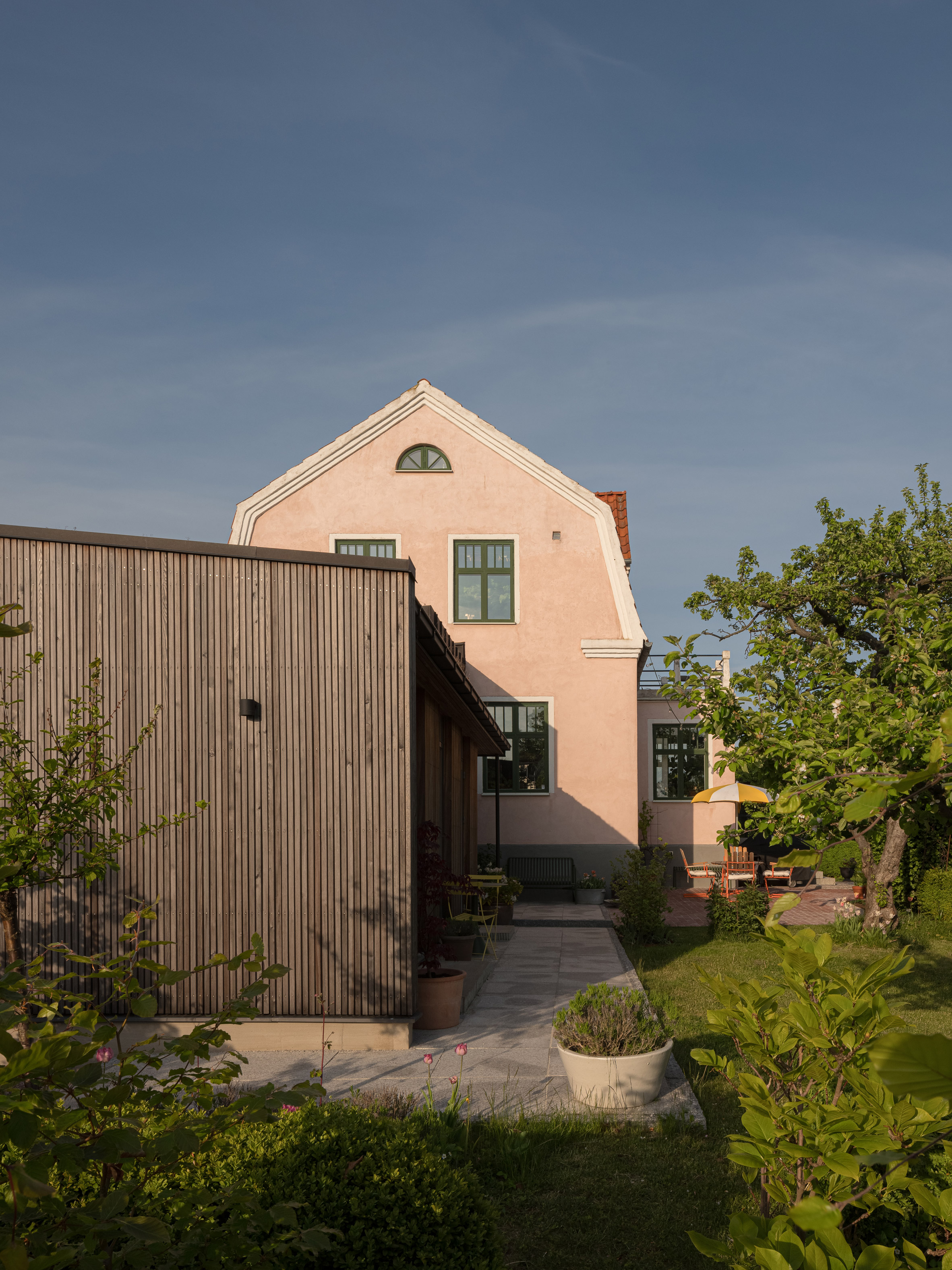 Johan Sundberg Arkitektur为瑞典苹果园的别墅增加了落叶松覆盖的扩建部分|ART-Arrakis | 建筑室内设计的创新与灵感
