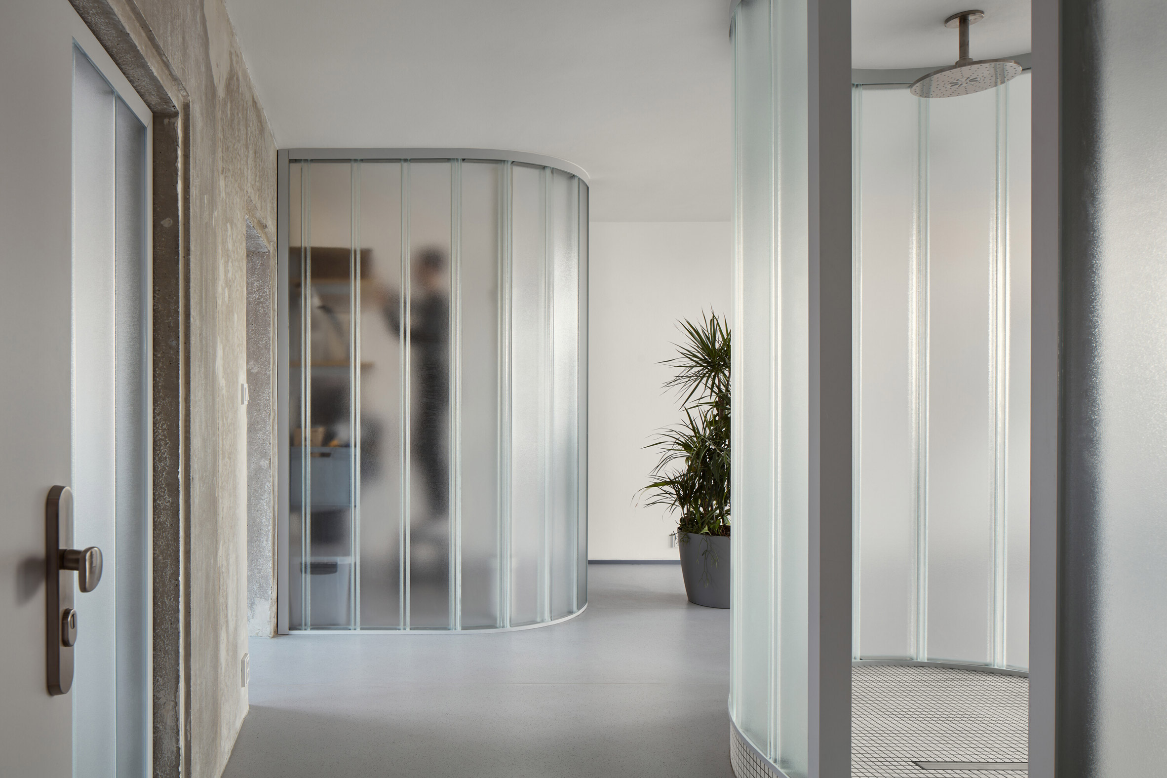 Neuhäusl Hunal使用曲面玻璃隔板分隔布拉格的雕塑家公寓|ART-Arrakis | 建筑室内设计的创新与灵感