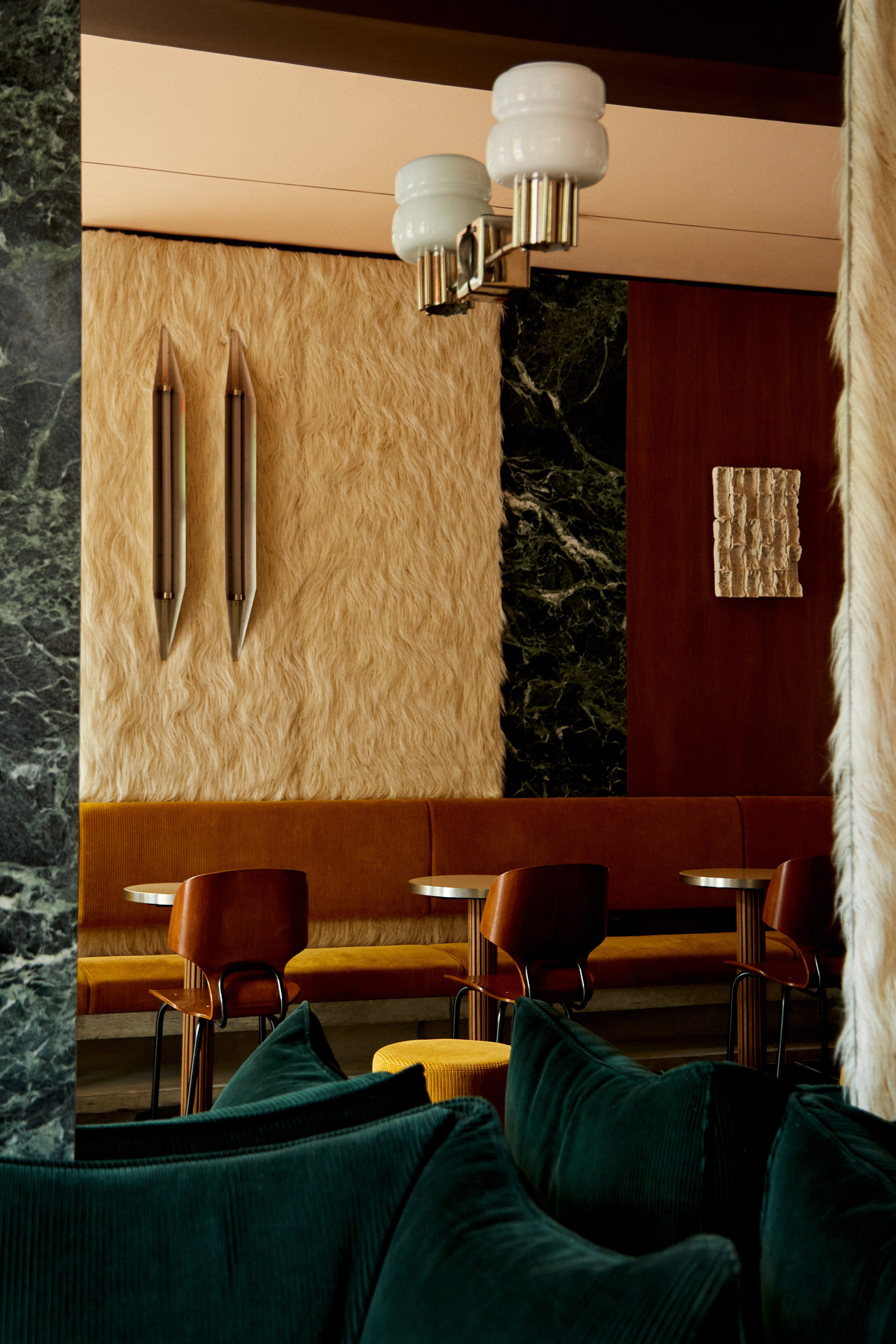 詹皮罗·塔利亚费里（Giampiero Tagliaferri）用绿色大理石和人造毛皮装饰阿斯彭咖啡吧|ART-Arrakis | 建筑室内设计的创新与灵感