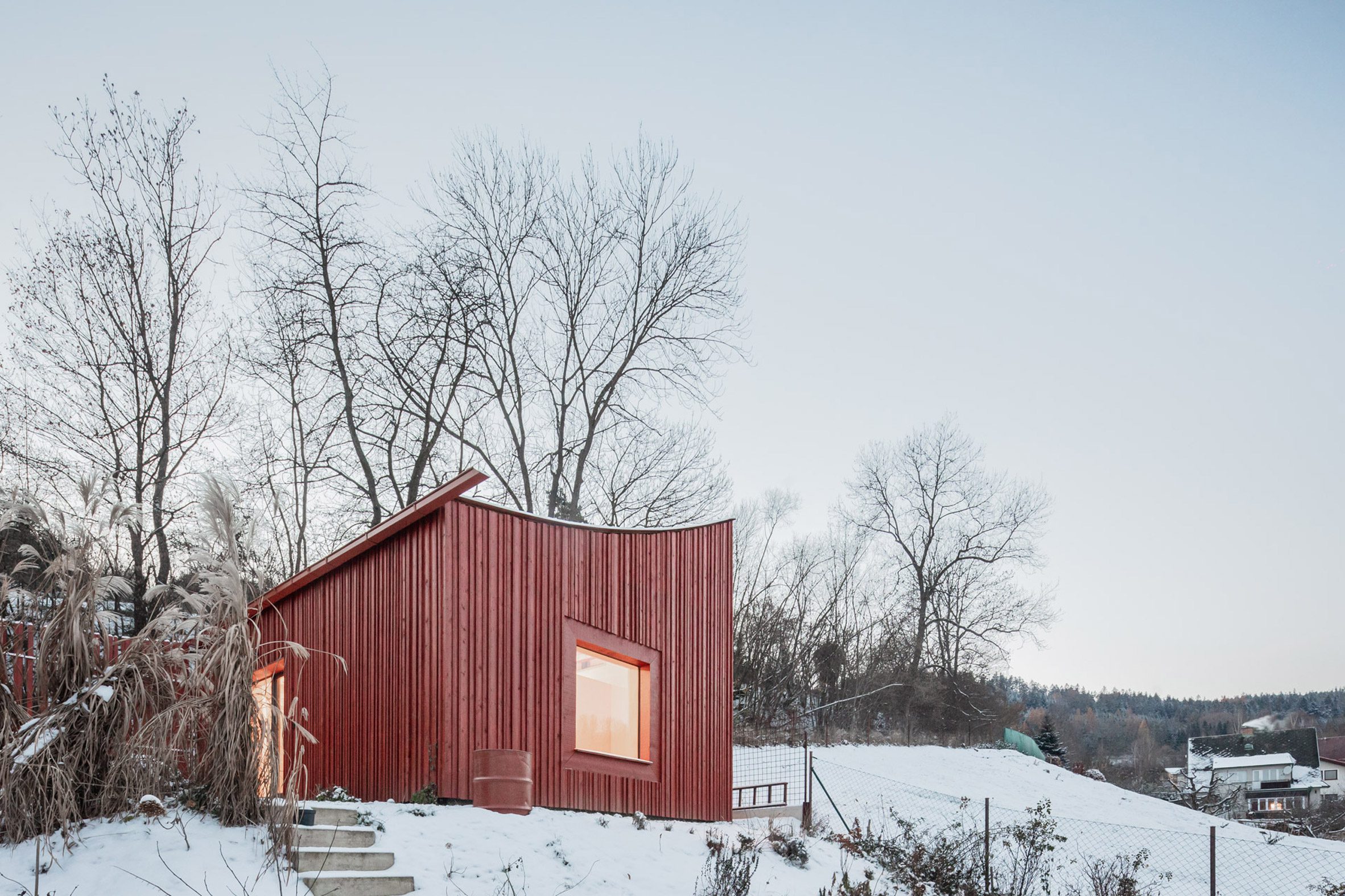 ByróArchitekti在捷克的山坡上增加了一间带宽大屋顶的红色小屋|ART-Arrakis | 建筑室内设计的创新与灵感