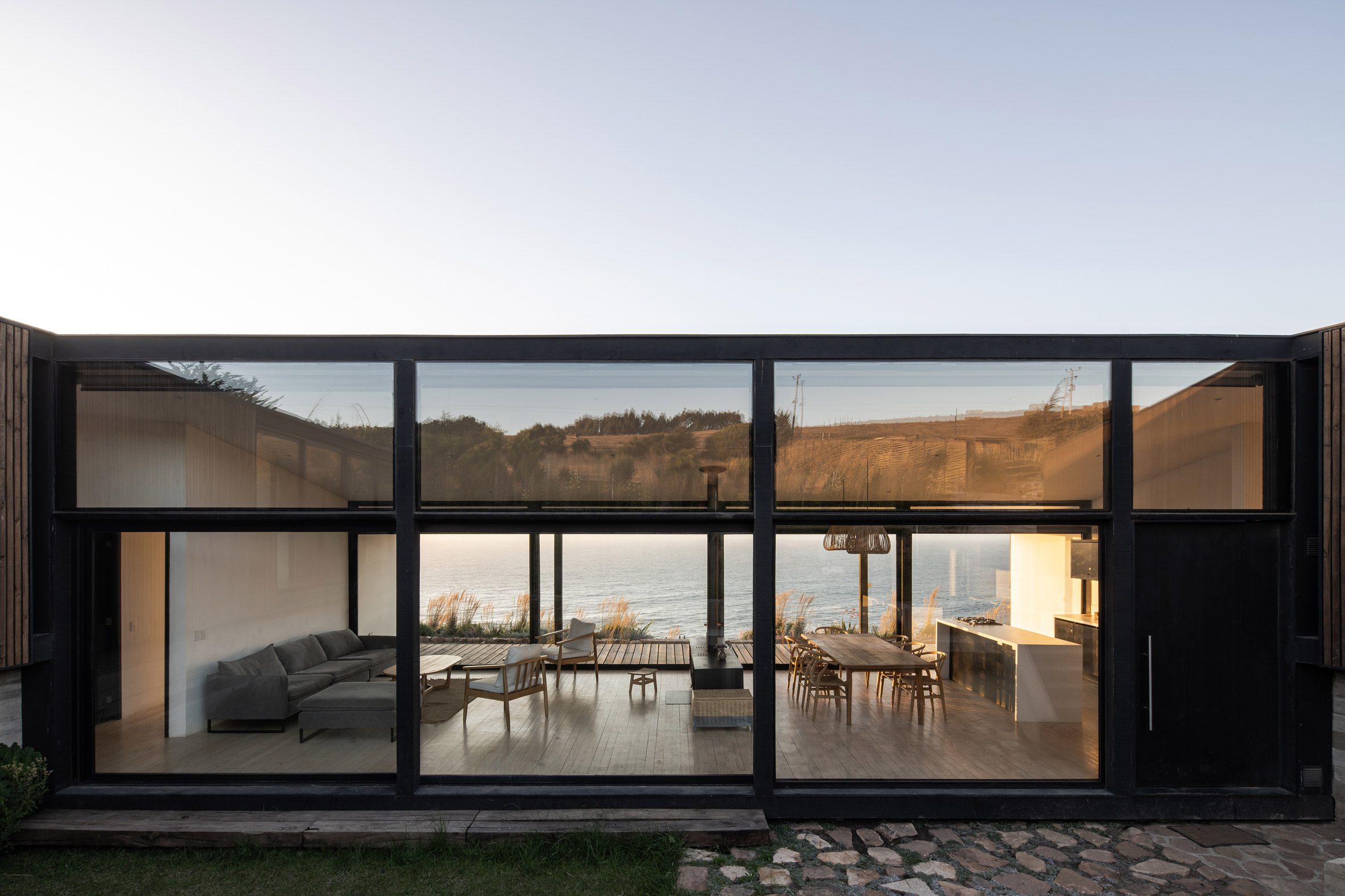 ERRE Arquitectos设计了俯瞰太平洋的U形智利海滩别墅|ART-Arrakis | 建筑室内设计的创新与灵感