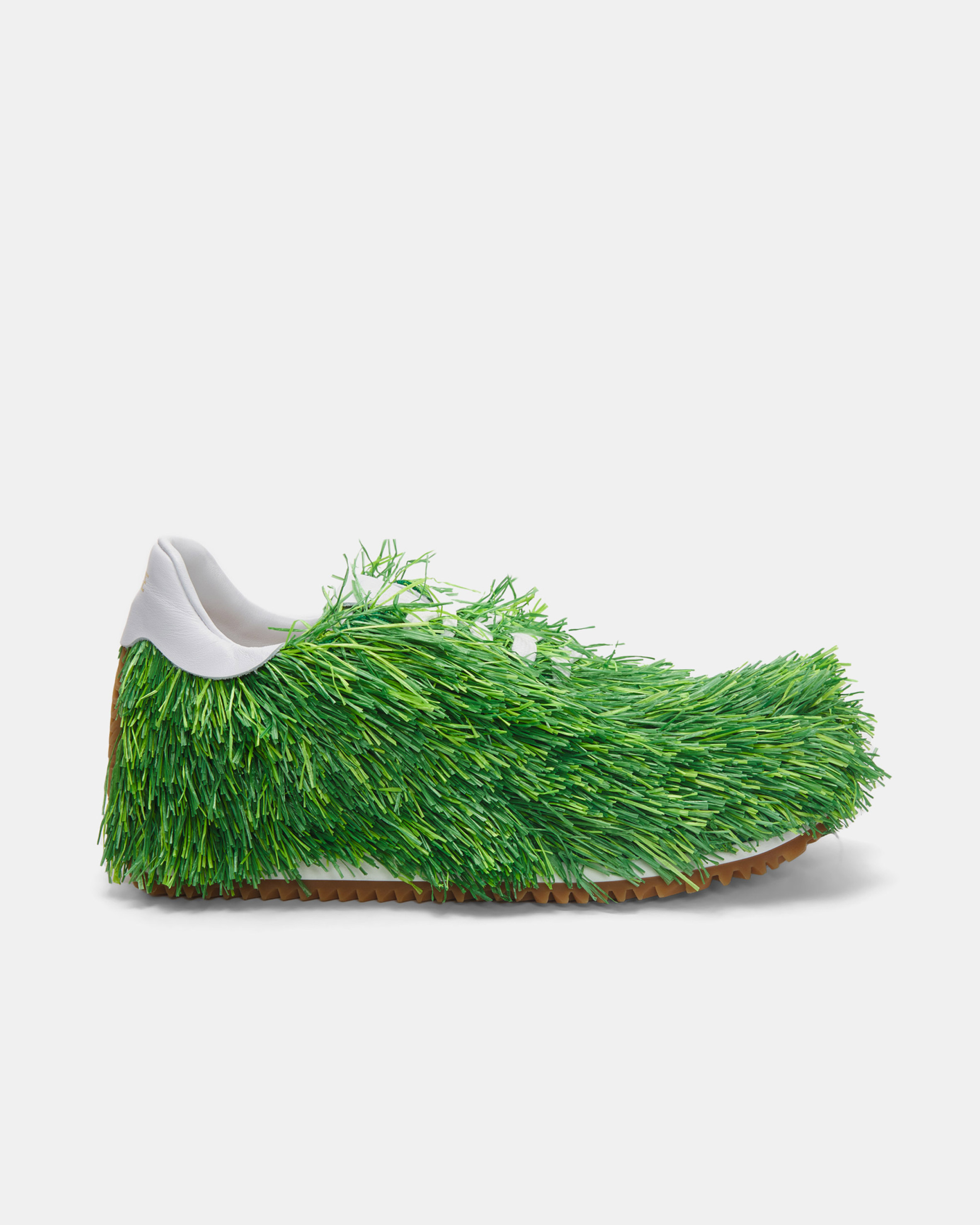 Loewe发布春季草地帆布运动鞋|ART-Arrakis | 建筑室内设计的创新与灵感