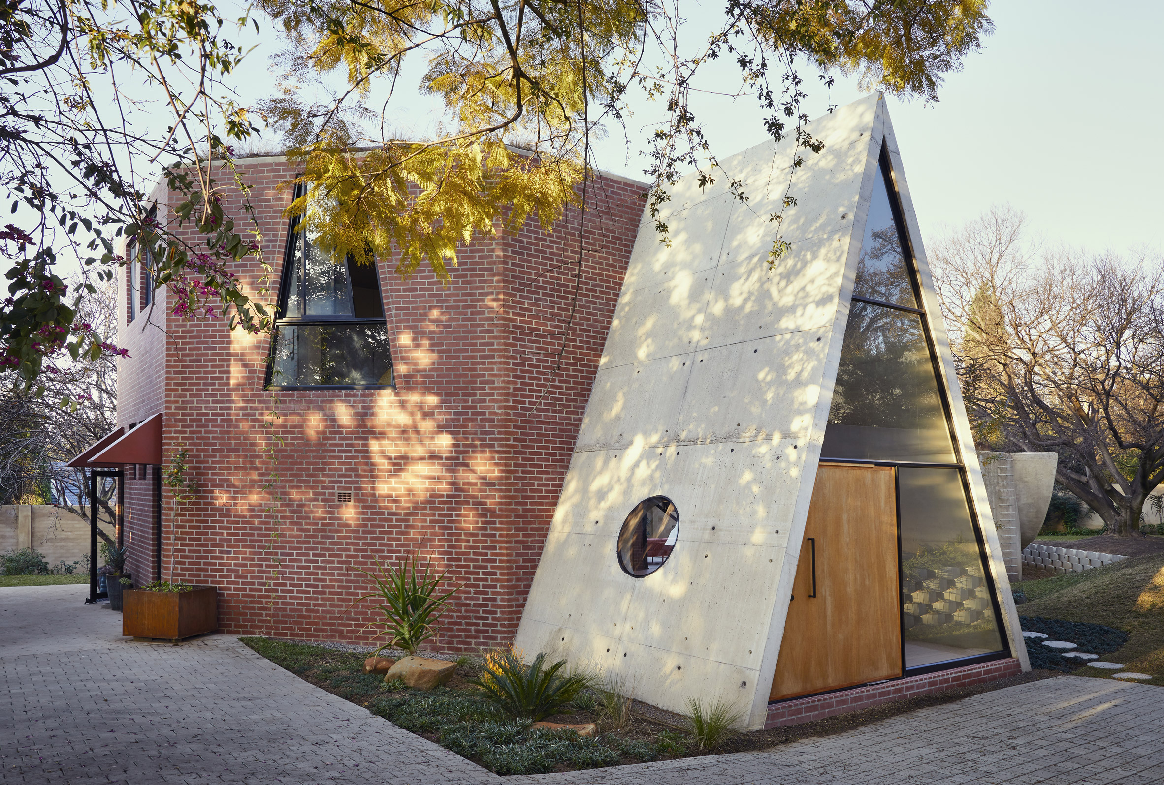 Gregory Katz为南非家庭融合了碰撞的几何图形|ART-Arrakis | 建筑室内设计的创新与灵感