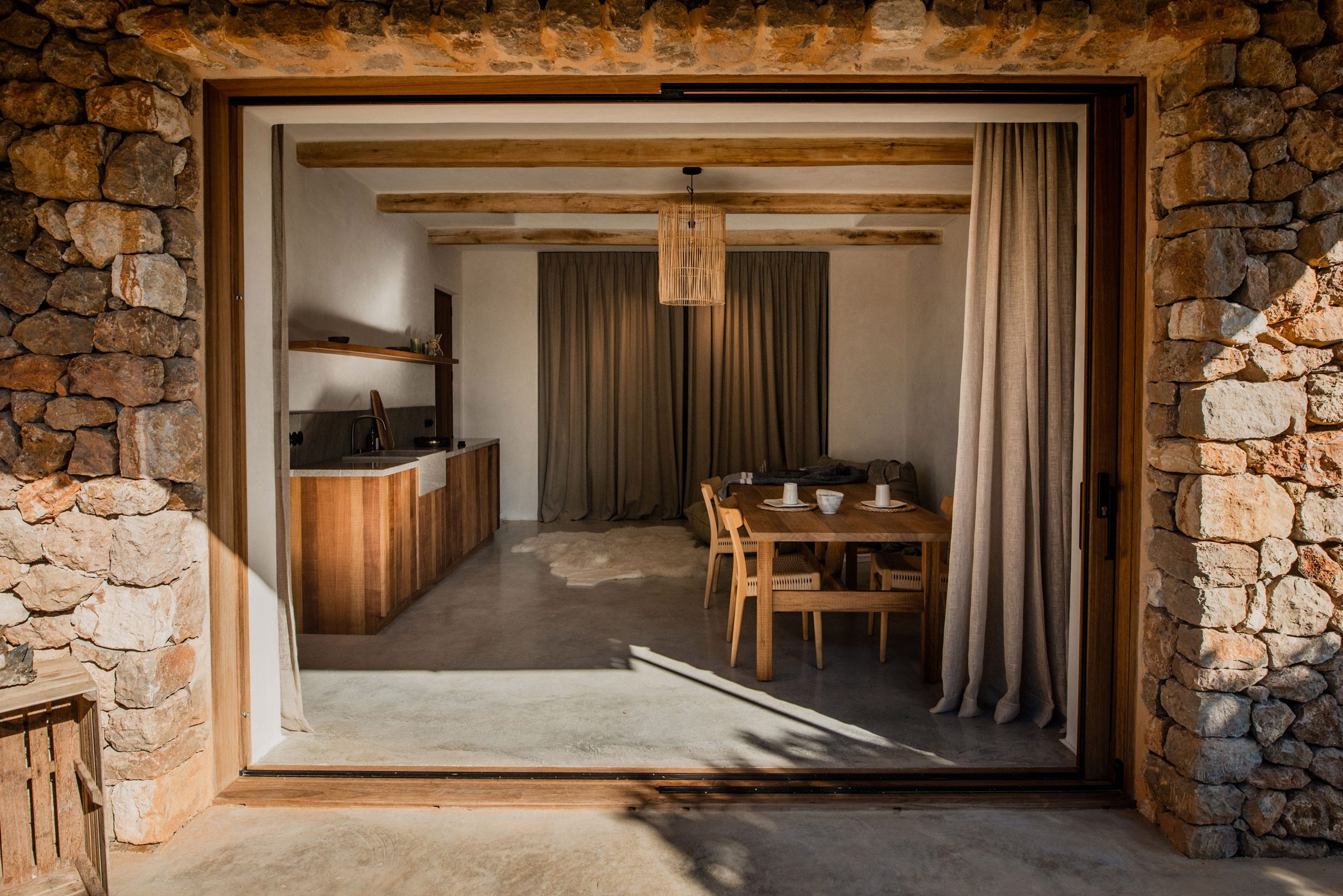 Ibiza Interiors将干燥的石头马厩变成了灵活的宾馆Campo Atelier|ART-Arrakis | 建筑室内设计的创新与灵感