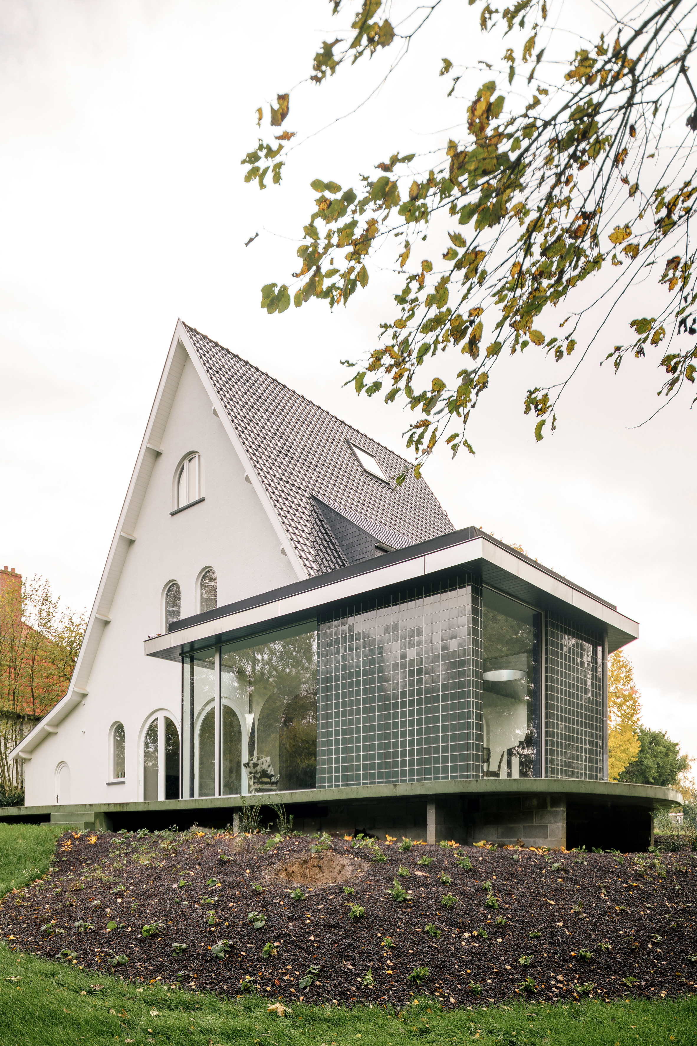 建筑师夫人栖息在弯曲的混凝土露台上的绿色瓷砖房屋扩建部分|ART-Arrakis | 建筑室内设计的创新与灵感